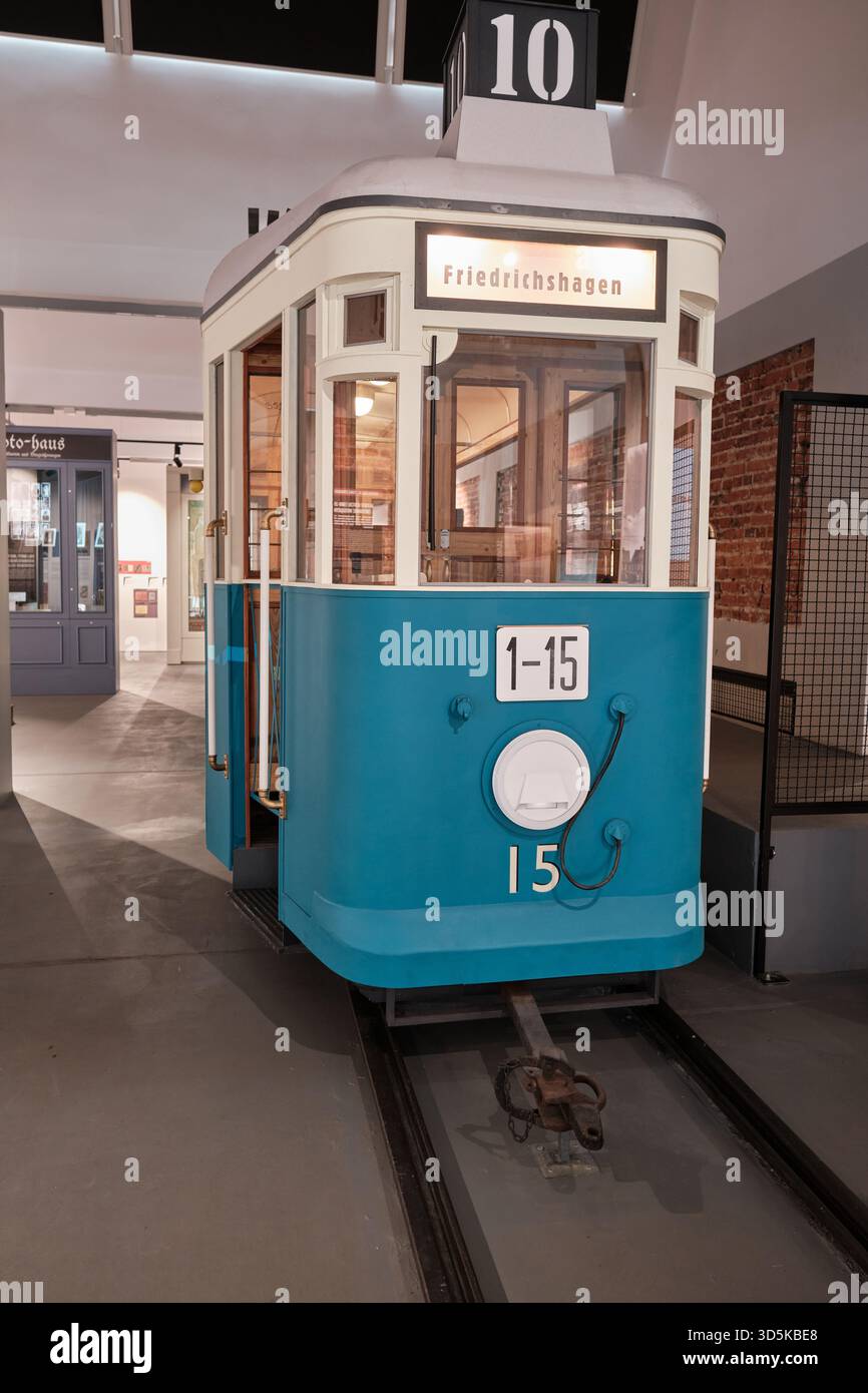 Lodz, Polen - 15. November 2025: Restaurierte historische Straßenbahn im Museum der Unabhängigkeitstraditionen in Lodz, die die Geschichte des öffentlichen Nahverkehrs der Stadt zeigt. Stockfoto