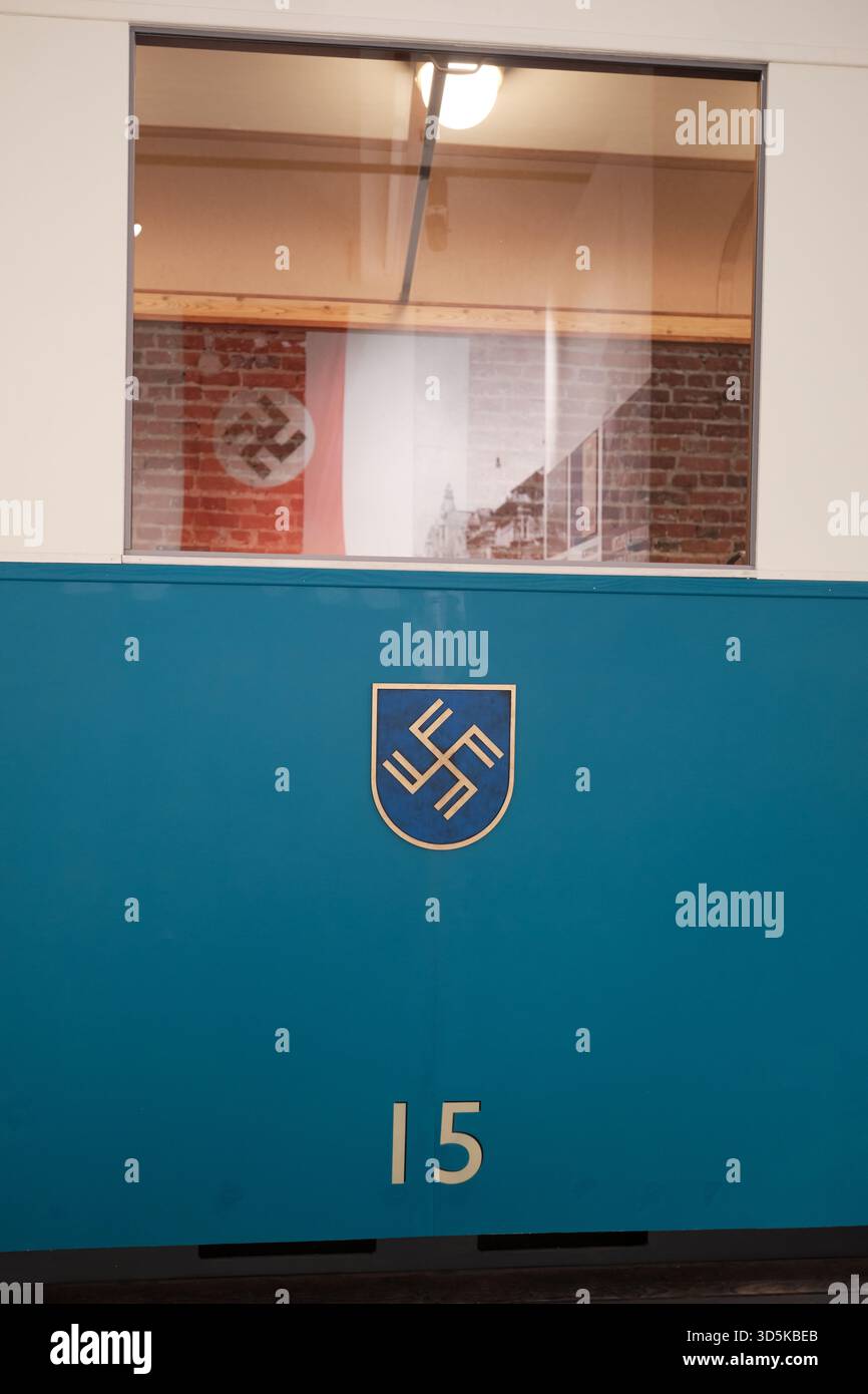 Lodz, Polen - 15. November 2025: Straßenbahnausschnitt mit NS-Emblem und Flagge in der Ausstellung Museum für Unabhängigkeitstraditionen zur deutschen Besatzung. Stockfoto