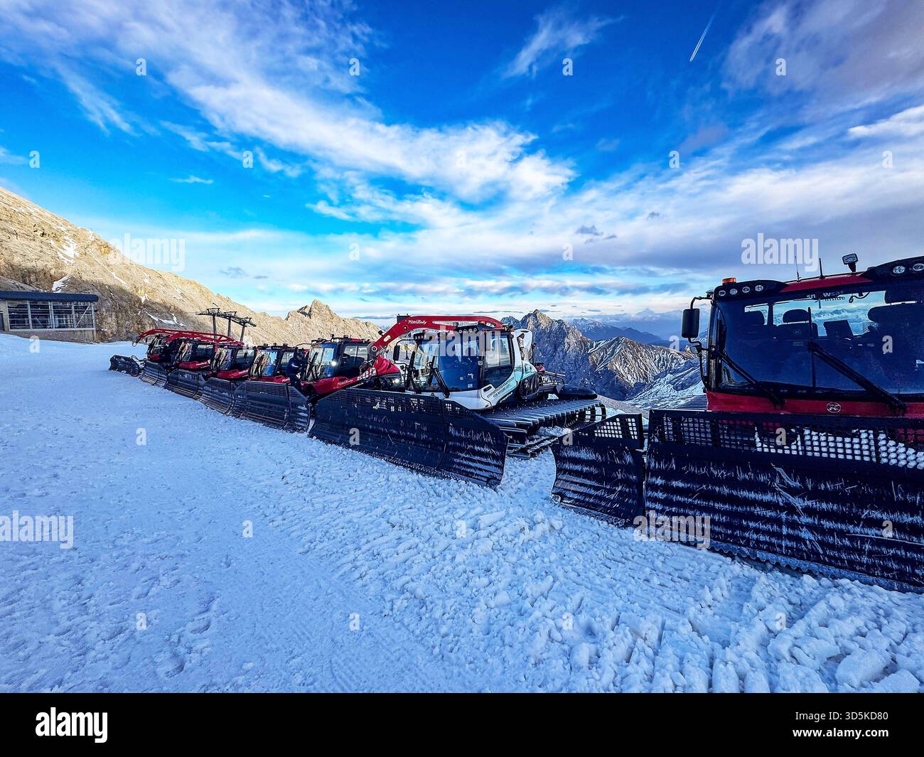 15.11.2025 xsvx, Wirtschaft emwir , v.l. Zugspitze, Top of Germany Pistenbully Pisten Bully 600 Polar Pistenraupe Schneeraupe, Pistenpräparierung, Snowgroomer, Nachteinsatz am Berg, perfekt, präparierte Piste, Skigebiet / Snowpark Winterdienst in den Bergen, Hightech im Schnee Garmisch-Partenkirchen *** 15 11 2025 xsvx, Economy emwir , V l Zugspitze, Top of Germany Pistenbully Pisten Bully 600 Polar Pistenraupe Pistenraupe Pistenraupe Pistenraupe Pistenpräparierung, Pistenpräparierung, Snowgroomer, Nachteinsatz auf dem Berg, perfekte, Skigebiet Snowpark Winterservice in den Bergen, Hightech im Schnee Garmisch Partenk Stockfoto