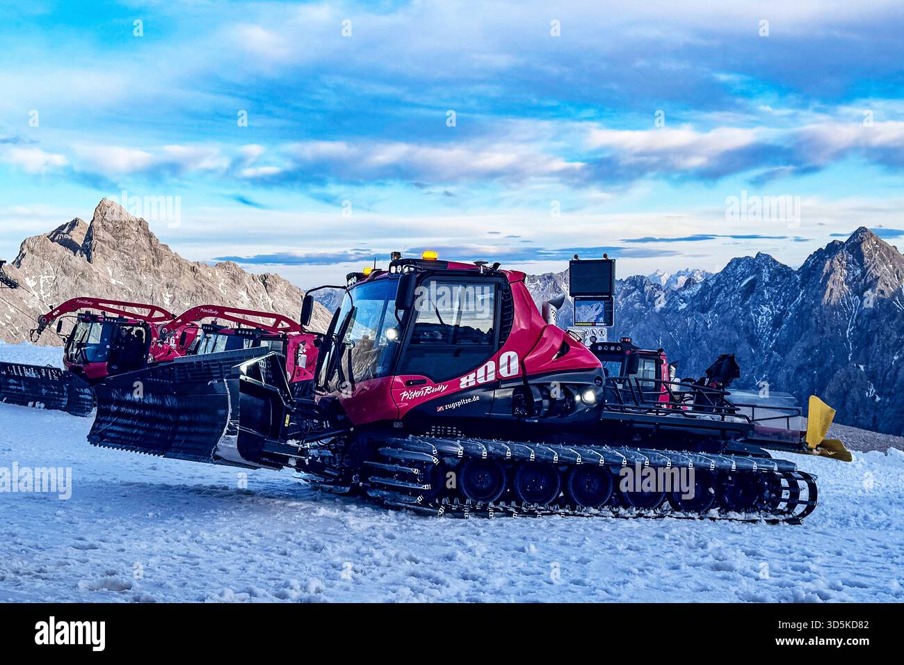 15.11.2025 xsvx, Wirtschaft emwir , v.l. Zugspitze, Top of Germany Pistenbully Pisten Bully 600 Polar Pistenraupe Schneeraupe, Pistenpräparierung, Snowgroomer, Nachteinsatz am Berg, perfekt, präparierte Piste, Skigebiet / Snowpark Winterdienst in den Bergen, Hightech im Schnee Garmisch-Partenkirchen *** 15 11 2025 xsvx, Economy emwir , V l Zugspitze, Top of Germany Pistenbully Pisten Bully 600 Polar Pistenraupe Pistenraupe Pistenraupe Pistenraupe Pistenpräparierung, Pistenpräparierung, Snowgroomer, Nachteinsatz auf dem Berg, perfekte, Skigebiet Snowpark Winterservice in den Bergen, Hightech im Schnee Garmisch Partenk Stockfoto