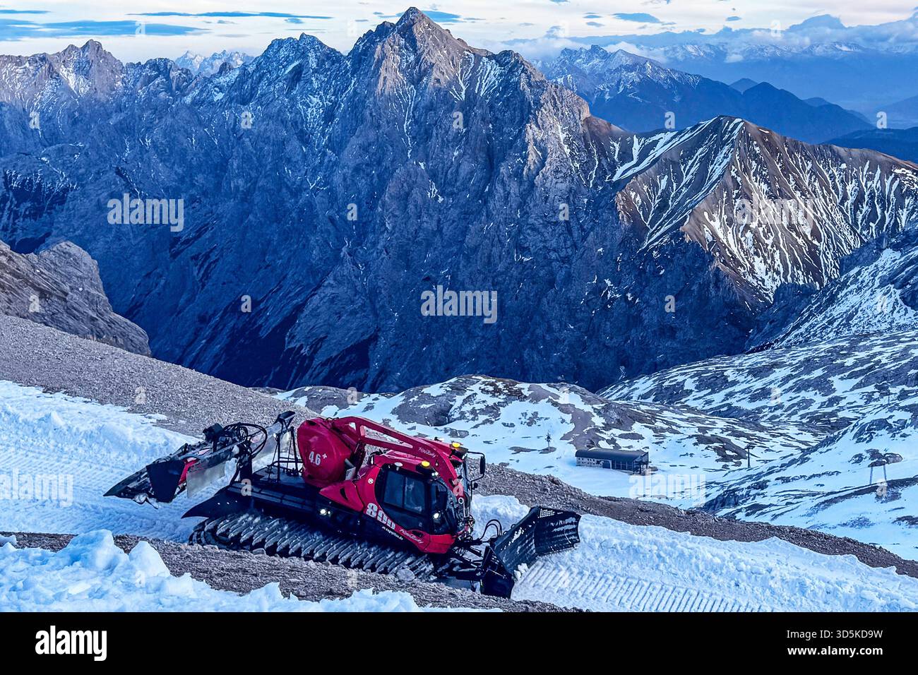 15.11.2025 xsvx, Wirtschaft emwir , v.l. Zugspitze, Top of Germany Pistenbully Pisten Bully 600 Polar Pistenraupe Schneeraupe, Pistenpräparierung, Snowgroomer, Nachteinsatz am Berg, perfekt, präparierte Piste, Skigebiet / Snowpark Winterdienst in den Bergen, Hightech im Schnee Garmisch-Partenkirchen *** 15 11 2025 xsvx, Economy emwir , V l Zugspitze, Top of Germany Pistenbully Pisten Bully 600 Polar Pistenraupe Pistenraupe Pistenraupe Pistenraupe Pistenpräparierung, Pistenpräparierung, Snowgroomer, Nachteinsatz auf dem Berg, perfekte, Skigebiet Snowpark Winterservice in den Bergen, Hightech im Schnee Garmisch Partenk Stockfoto