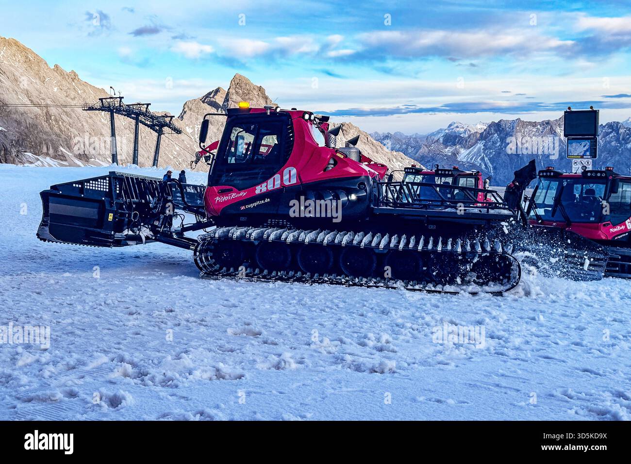 15.11.2025 xsvx, Wirtschaft emwir , v.l. Zugspitze, Top of Germany Pistenbully Pisten Bully 600 Polar Pistenraupe Schneeraupe, Pistenpräparierung, Snowgroomer, Nachteinsatz am Berg, perfekt, präparierte Piste, Skigebiet / Snowpark Winterdienst in den Bergen, Hightech im Schnee Garmisch-Partenkirchen *** 15 11 2025 xsvx, Economy emwir , V l Zugspitze, Top of Germany Pistenbully Pisten Bully 600 Polar Pistenraupe Pistenraupe Pistenraupe Pistenraupe Pistenpräparierung, Pistenpräparierung, Snowgroomer, Nachteinsatz auf dem Berg, perfekte, Skigebiet Snowpark Winterservice in den Bergen, Hightech im Schnee Garmisch Partenk Stockfoto