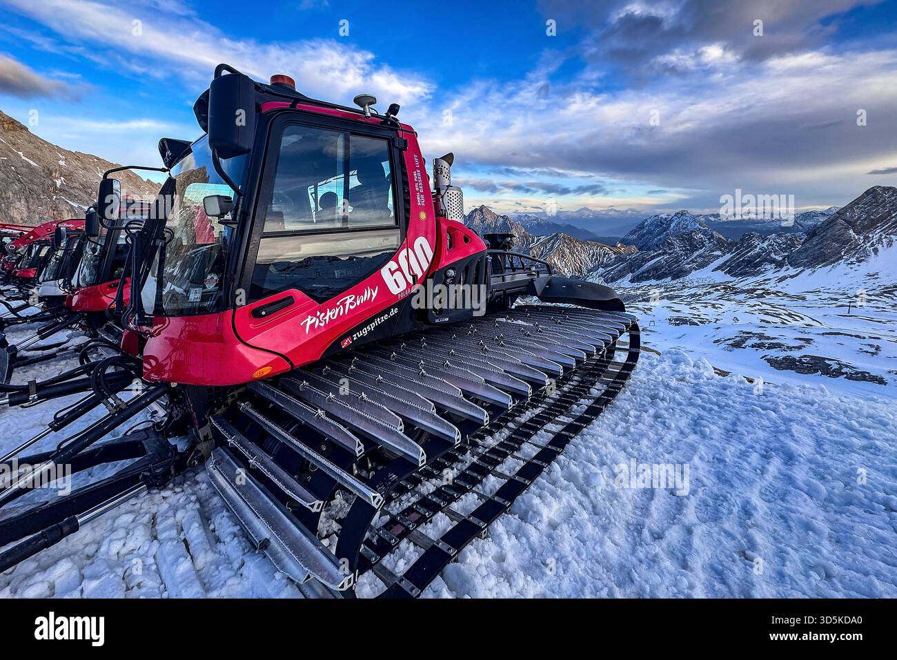 15.11.2025 xsvx, Wirtschaft emwir , v.l. Zugspitze, Top of Germany Pistenbully Pisten Bully 600 Polar Pistenraupe Schneeraupe, Pistenpräparierung, Snowgroomer, Nachteinsatz am Berg, perfekt, präparierte Piste, Skigebiet / Snowpark Winterdienst in den Bergen, Hightech im Schnee Garmisch-Partenkirchen *** 15 11 2025 xsvx, Economy emwir , V l Zugspitze, Top of Germany Pistenbully Pisten Bully 600 Polar Pistenraupe Pistenraupe Pistenraupe Pistenraupe Pistenpräparierung, Pistenpräparierung, Snowgroomer, Nachteinsatz auf dem Berg, perfekte, Skigebiet Snowpark Winterservice in den Bergen, Hightech im Schnee Garmisch Partenk Stockfoto