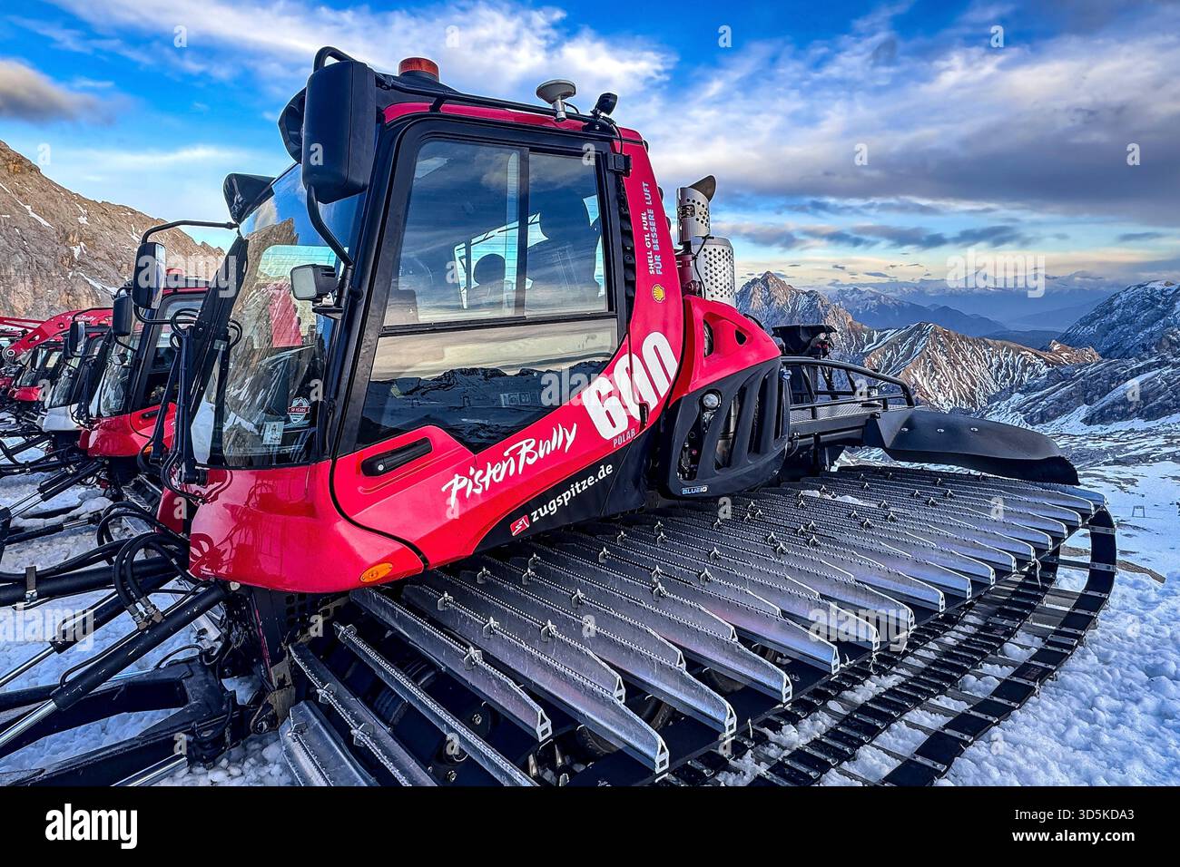 15.11.2025 xsvx, Wirtschaft emwir , v.l. Zugspitze, Top of Germany Pistenbully Pisten Bully 600 Polar Pistenraupe Schneeraupe, Pistenpräparierung, Snowgroomer, Nachteinsatz am Berg, perfekt, präparierte Piste, Skigebiet / Snowpark Winterdienst in den Bergen, Hightech im Schnee Garmisch-Partenkirchen *** 15 11 2025 xsvx, Economy emwir , V l Zugspitze, Top of Germany Pistenbully Pisten Bully 600 Polar Pistenraupe Pistenraupe Pistenraupe Pistenraupe Pistenpräparierung, Pistenpräparierung, Snowgroomer, Nachteinsatz auf dem Berg, perfekte, Skigebiet Snowpark Winterservice in den Bergen, Hightech im Schnee Garmisch Partenk Stockfoto