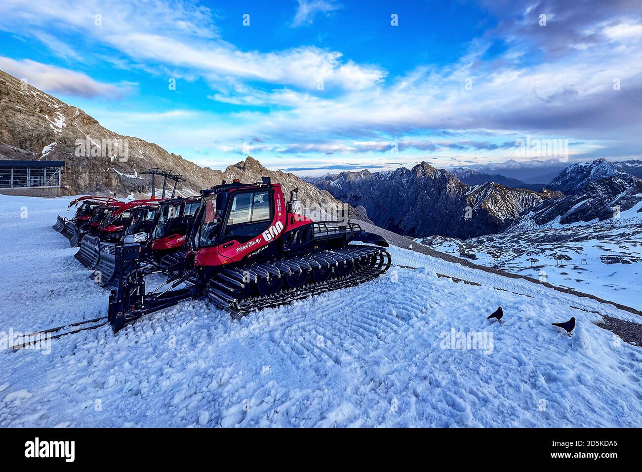 15.11.2025 xsvx, Wirtschaft emwir , v.l. Zugspitze, Top of Germany Pistenbully Pisten Bully 600 Polar Pistenraupe Schneeraupe, Pistenpräparierung, Snowgroomer, Nachteinsatz am Berg, perfekt, präparierte Piste, Skigebiet / Snowpark Winterdienst in den Bergen, Hightech im Schnee Garmisch-Partenkirchen *** 15 11 2025 xsvx, Economy emwir , V l Zugspitze, Top of Germany Pistenbully Pisten Bully 600 Polar Pistenraupe Pistenraupe Pistenraupe Pistenraupe Pistenpräparierung, Pistenpräparierung, Snowgroomer, Nachteinsatz auf dem Berg, perfekte, Skigebiet Snowpark Winterservice in den Bergen, Hightech im Schnee Garmisch Partenk Stockfoto
