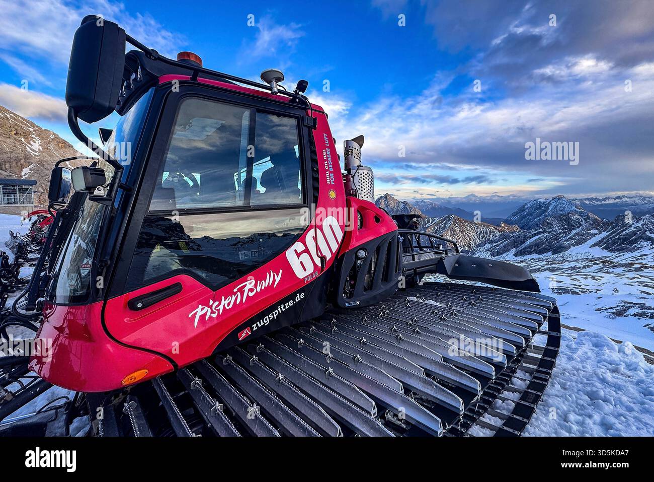15.11.2025 xsvx, Wirtschaft emwir , v.l. Zugspitze, Top of Germany Pistenbully Pisten Bully 600 Polar Pistenraupe Schneeraupe, Pistenpräparierung, Snowgroomer, Nachteinsatz am Berg, perfekt, präparierte Piste, Skigebiet / Snowpark Winterdienst in den Bergen, Hightech im Schnee Garmisch-Partenkirchen *** 15 11 2025 xsvx, Economy emwir , V l Zugspitze, Top of Germany Pistenbully Pisten Bully 600 Polar Pistenraupe Pistenraupe Pistenraupe Pistenraupe Pistenpräparierung, Pistenpräparierung, Snowgroomer, Nachteinsatz auf dem Berg, perfekte, Skigebiet Snowpark Winterservice in den Bergen, Hightech im Schnee Garmisch Partenk Stockfoto