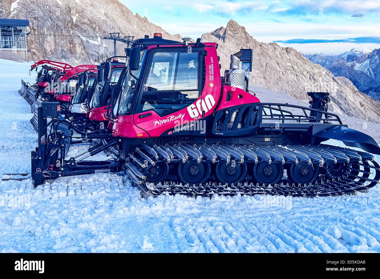 15.11.2025 xsvx, Wirtschaft emwir , v.l. Zugspitze, Top of Germany Pistenbully Pisten Bully 600 Polar Pistenraupe Schneeraupe, Pistenpräparierung, Snowgroomer, Nachteinsatz am Berg, perfekt, präparierte Piste, Skigebiet / Snowpark Winterdienst in den Bergen, Hightech im Schnee Garmisch-Partenkirchen *** 15 11 2025 xsvx, Economy emwir , V l Zugspitze, Top of Germany Pistenbully Pisten Bully 600 Polar Pistenraupe Pistenraupe Pistenraupe Pistenraupe Pistenpräparierung, Pistenpräparierung, Snowgroomer, Nachteinsatz auf dem Berg, perfekte, Skigebiet Snowpark Winterservice in den Bergen, Hightech im Schnee Garmisch Partenk Stockfoto