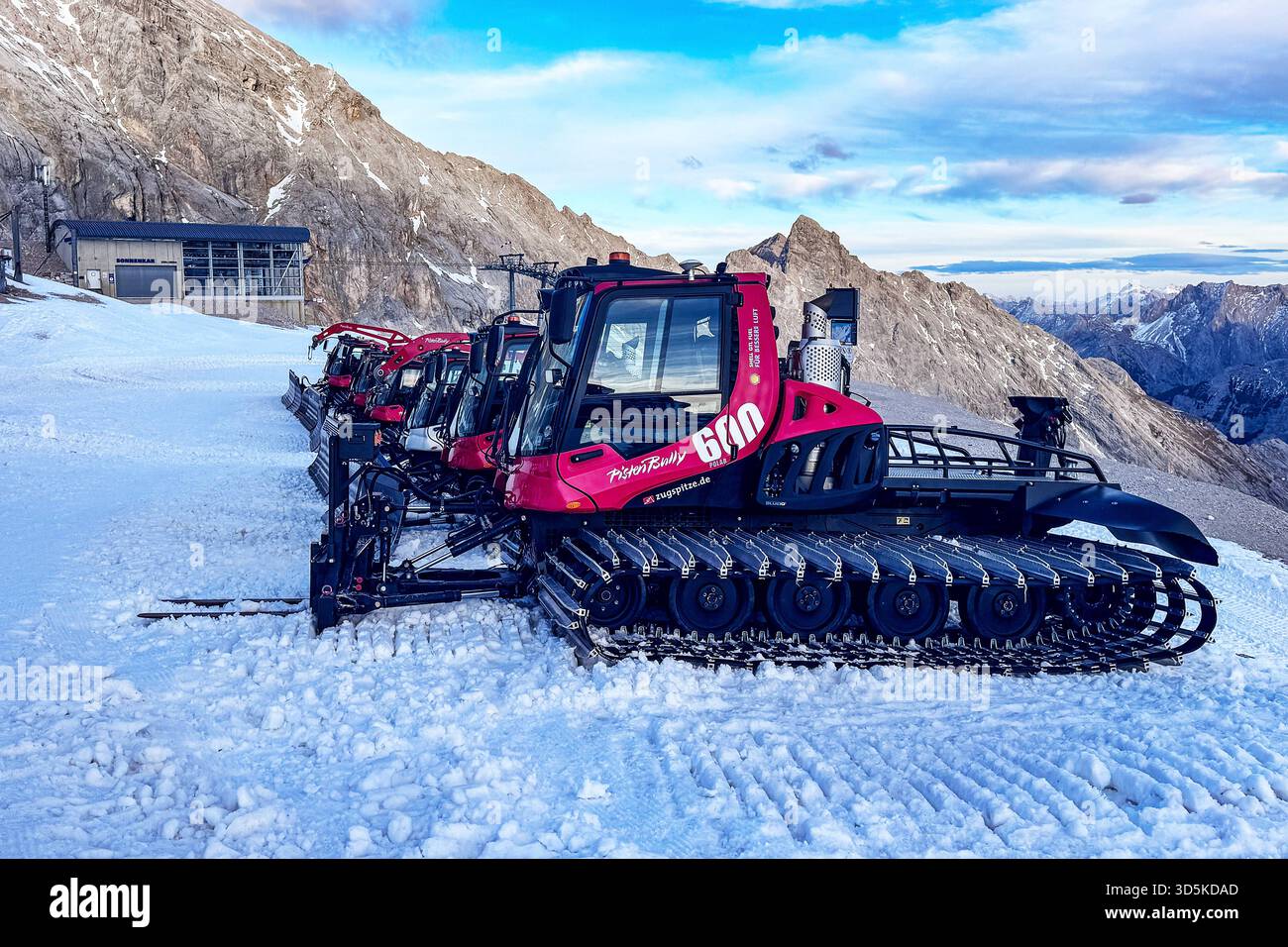 15.11.2025 xsvx, Wirtschaft emwir , v.l. Zugspitze, Top of Germany Pistenbully Pisten Bully 600 Polar Pistenraupe Schneeraupe, Pistenpräparierung, Snowgroomer, Nachteinsatz am Berg, perfekt, präparierte Piste, Skigebiet / Snowpark Winterdienst in den Bergen, Hightech im Schnee Garmisch-Partenkirchen *** 15 11 2025 xsvx, Economy emwir , V l Zugspitze, Top of Germany Pistenbully Pisten Bully 600 Polar Pistenraupe Pistenraupe Pistenraupe Pistenraupe Pistenpräparierung, Pistenpräparierung, Snowgroomer, Nachteinsatz auf dem Berg, perfekte, Skigebiet Snowpark Winterservice in den Bergen, Hightech im Schnee Garmisch Partenk Stockfoto