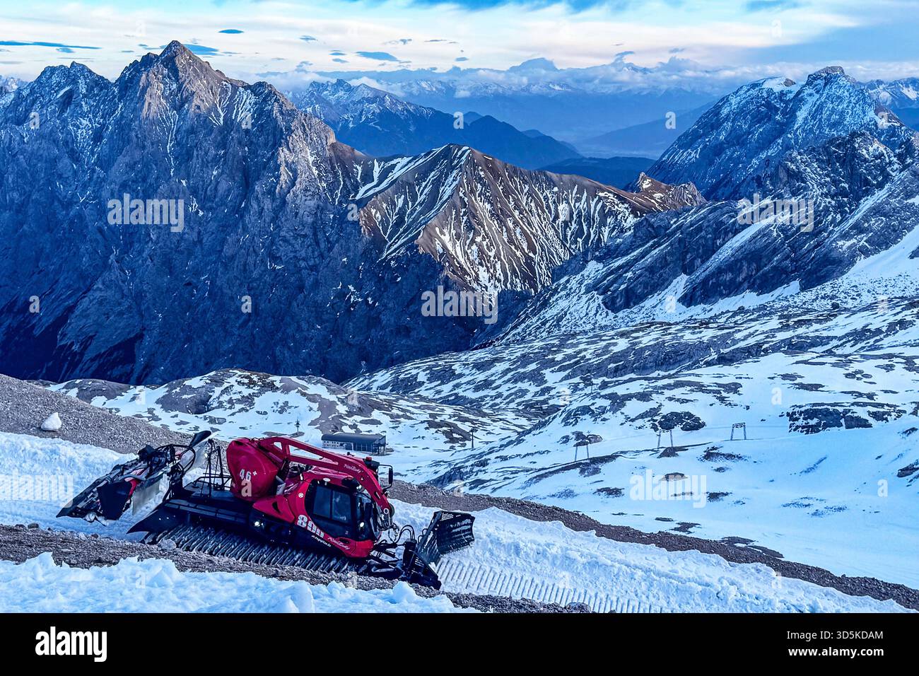 15.11.2025 xsvx, Wirtschaft emwir , v.l. Zugspitze, Top of Germany Pistenbully Pisten Bully 600 Polar Pistenraupe Schneeraupe, Pistenpräparierung, Snowgroomer, Nachteinsatz am Berg, perfekt, präparierte Piste, Skigebiet / Snowpark Winterdienst in den Bergen, Hightech im Schnee Garmisch-Partenkirchen *** 15 11 2025 xsvx, Economy emwir , V l Zugspitze, Top of Germany Pistenbully Pisten Bully 600 Polar Pistenraupe Pistenraupe Pistenraupe Pistenraupe Pistenpräparierung, Pistenpräparierung, Snowgroomer, Nachteinsatz auf dem Berg, perfekte, Skigebiet Snowpark Winterservice in den Bergen, Hightech im Schnee Garmisch Partenk Stockfoto