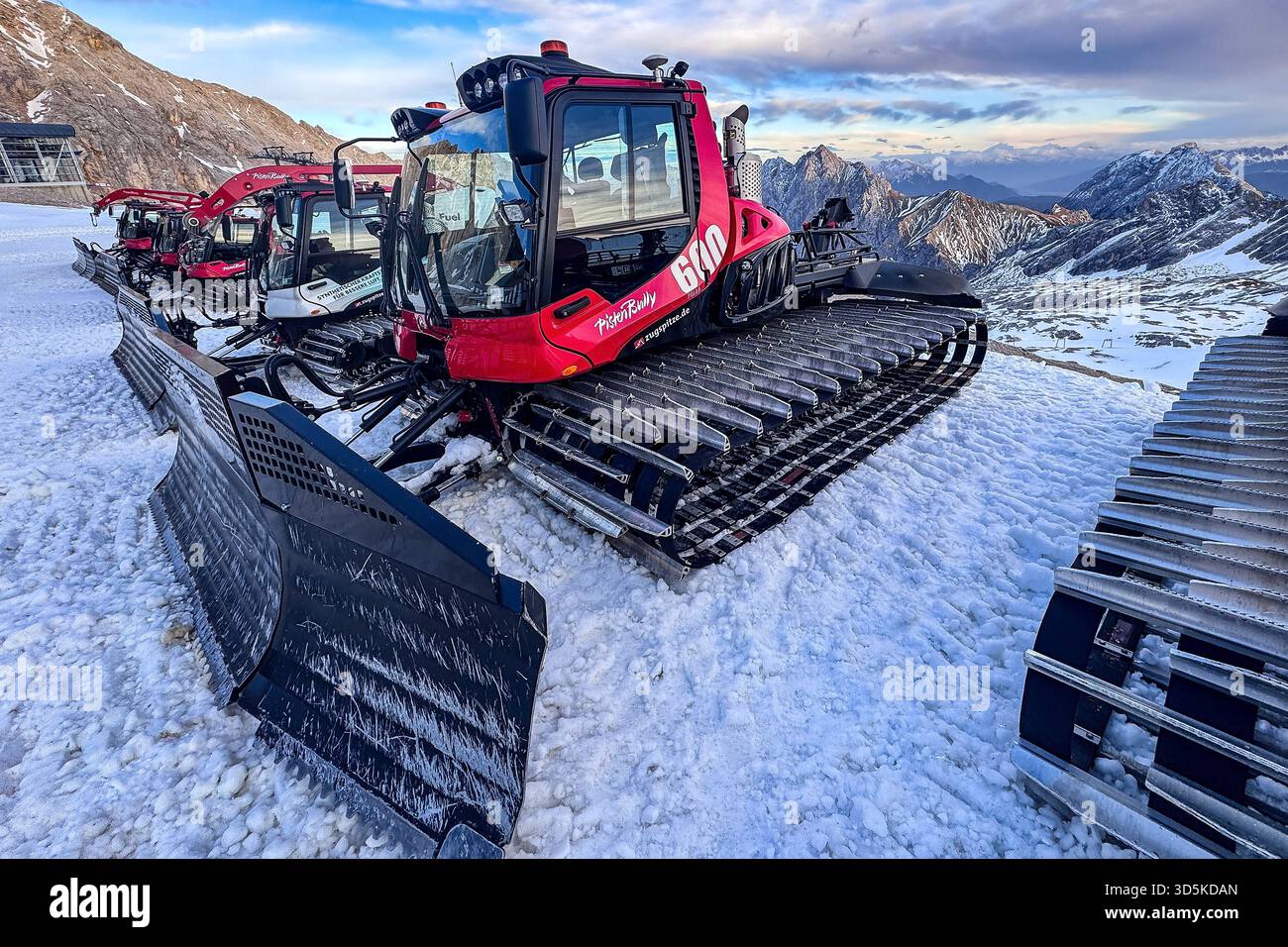 15.11.2025 xsvx, Wirtschaft emwir , v.l. Zugspitze, Top of Germany Pistenbully Pisten Bully 600 Polar Pistenraupe Schneeraupe, Pistenpräparierung, Snowgroomer, Nachteinsatz am Berg, perfekt, präparierte Piste, Skigebiet / Snowpark Winterdienst in den Bergen, Hightech im Schnee Garmisch-Partenkirchen *** 15 11 2025 xsvx, Economy emwir , V l Zugspitze, Top of Germany Pistenbully Pisten Bully 600 Polar Pistenraupe Pistenraupe Pistenraupe Pistenraupe Pistenpräparierung, Pistenpräparierung, Snowgroomer, Nachteinsatz auf dem Berg, perfekte, Skigebiet Snowpark Winterservice in den Bergen, Hightech im Schnee Garmisch Partenk Stockfoto