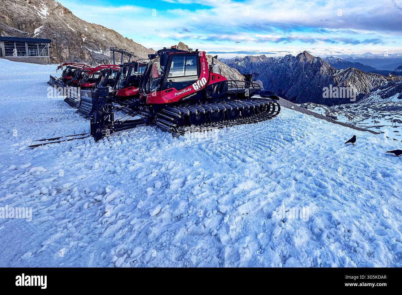 15.11.2025 xsvx, Wirtschaft emwir , v.l. Zugspitze, Top of Germany Pistenbully Pisten Bully 600 Polar Pistenraupe Schneeraupe, Pistenpräparierung, Snowgroomer, Nachteinsatz am Berg, perfekt, präparierte Piste, Skigebiet / Snowpark Winterdienst in den Bergen, Hightech im Schnee Garmisch-Partenkirchen *** 15 11 2025 xsvx, Economy emwir , V l Zugspitze, Top of Germany Pistenbully Pisten Bully 600 Polar Pistenraupe Pistenraupe Pistenraupe Pistenraupe Pistenpräparierung, Pistenpräparierung, Snowgroomer, Nachteinsatz auf dem Berg, perfekte, Skigebiet Snowpark Winterservice in den Bergen, Hightech im Schnee Garmisch Partenk Stockfoto