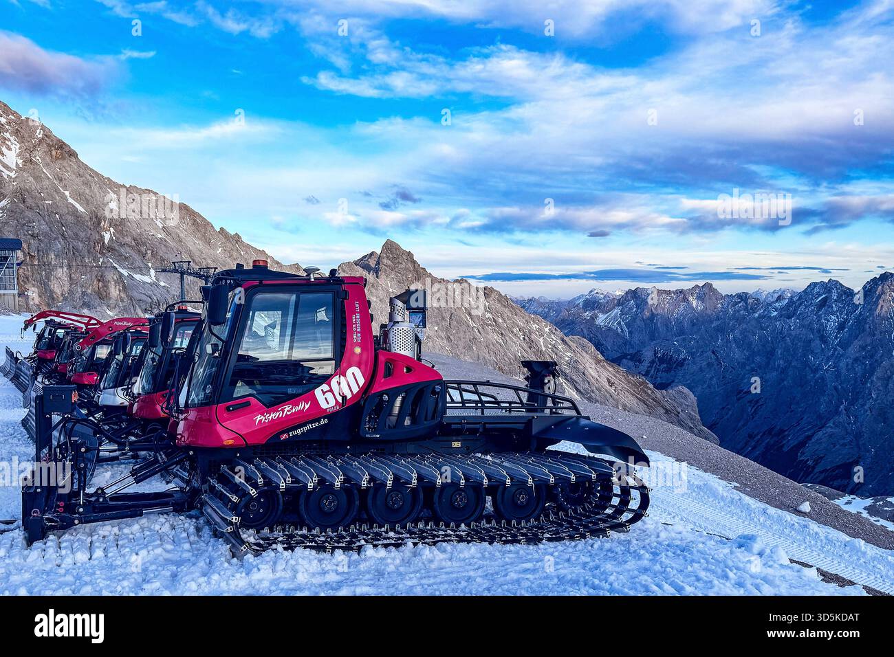15.11.2025 xsvx, Wirtschaft emwir , v.l. Zugspitze, Top of Germany Pistenbully Pisten Bully 600 Polar Pistenraupe Schneeraupe, Pistenpräparierung, Snowgroomer, Nachteinsatz am Berg, perfekt, präparierte Piste, Skigebiet / Snowpark Winterdienst in den Bergen, Hightech im Schnee Garmisch-Partenkirchen *** 15 11 2025 xsvx, Economy emwir , V l Zugspitze, Top of Germany Pistenbully Pisten Bully 600 Polar Pistenraupe Pistenraupe Pistenraupe Pistenraupe Pistenpräparierung, Pistenpräparierung, Snowgroomer, Nachteinsatz auf dem Berg, perfekte, Skigebiet Snowpark Winterservice in den Bergen, Hightech im Schnee Garmisch Partenk Stockfoto
