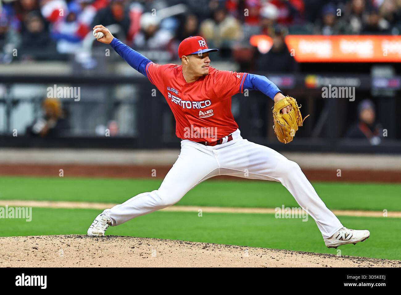 Puerto Rico Relief Pitcher Yacksel Rios (21) wirft während des sechsten Inning des Baseballspiels gegen die Dominikanische Republik im Citi Field in Corona, N.Y., Samstag, 15. November 2025. (Foto: Gordon Donovan) Stockfoto