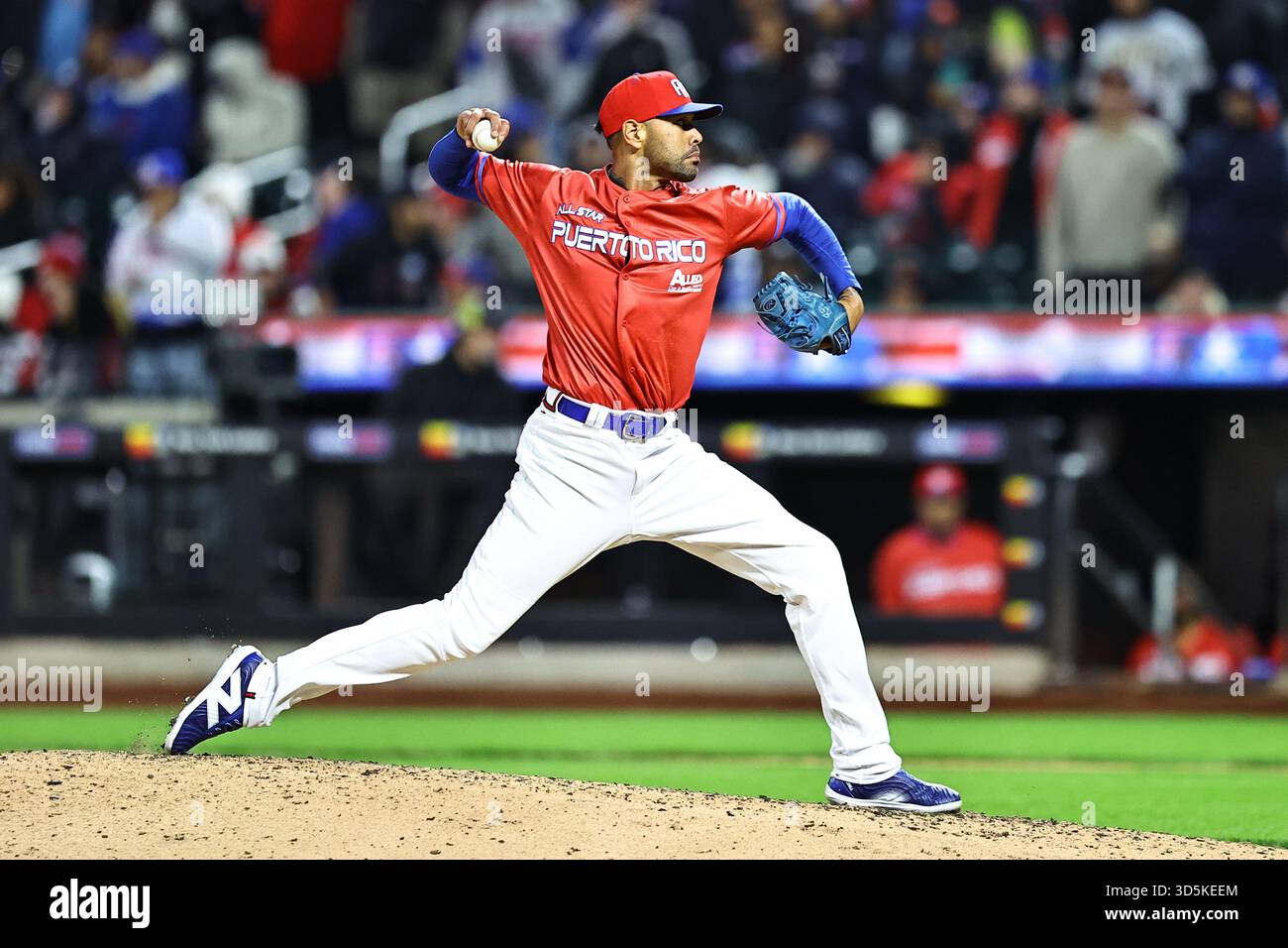 Puerto Rico Relief Pitcher Adalberto Flores (21) wirft während des neunten Inning des Baseballspiels gegen die Dominikanische Republik im Citi Field in Corona, N.Y., Samstag, 15. November 2025. (Foto: Gordon Donovan) Stockfoto