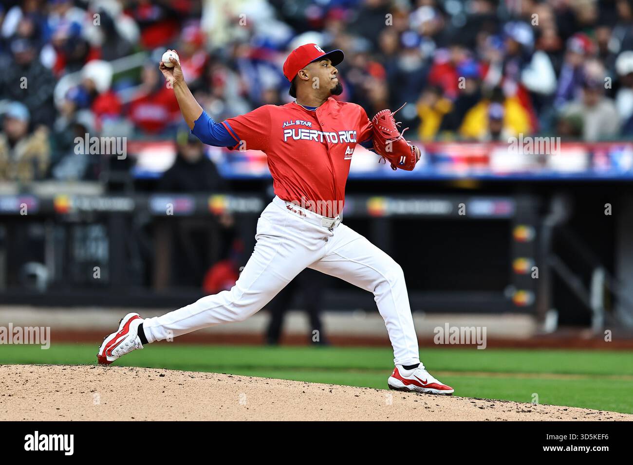 Puerto Rico Relief Pitcher Andrew Marrero (21) wirft während des dritten Inning des Baseballspiels gegen die Dominikanische Republik im Citi Field in Corona, N.Y., Samstag, 15. November 2025. (Foto: Gordon Donovan) Stockfoto