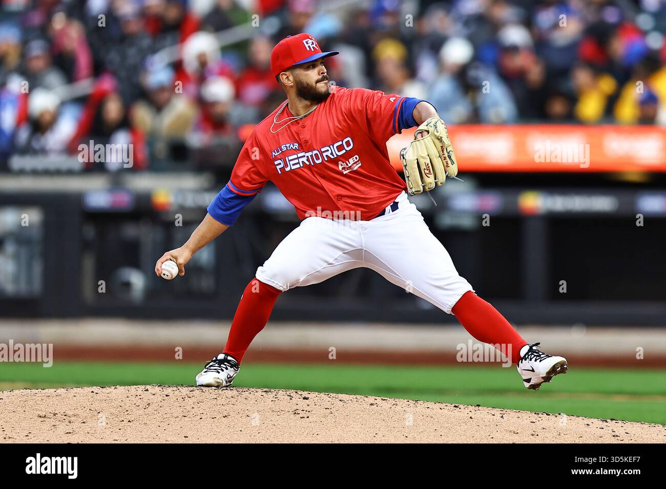 Puerto Rico Relief Pitcher Andrew Marrero (21) wirft während des vierten Inning des Baseballspiels gegen die Dominikanische Republik im Citi Field in Corona, N.Y., Samstag, 15. November 2025. (Foto: Gordon Donovan) Stockfoto