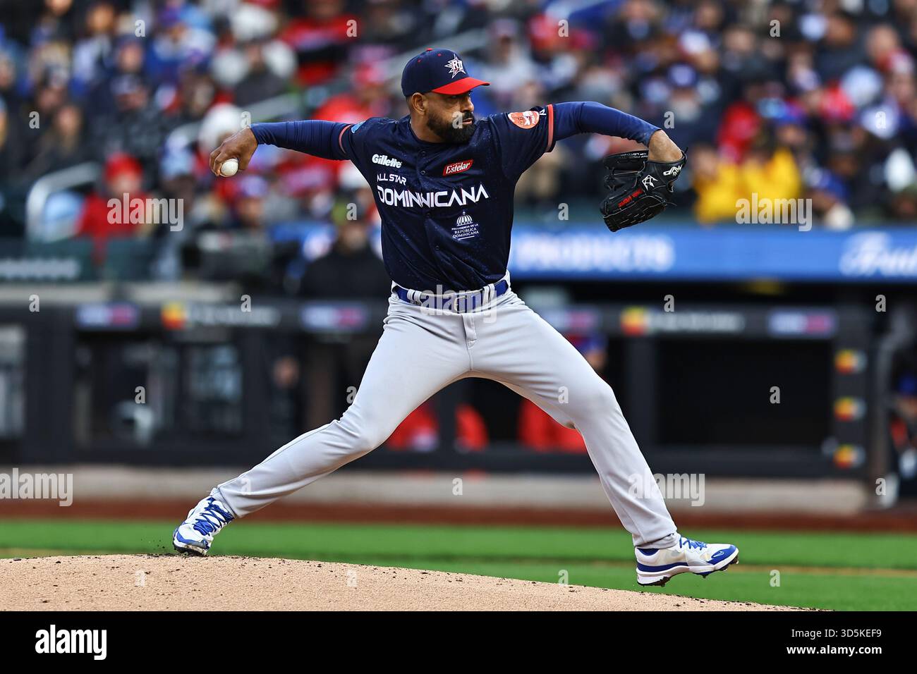 Relief Pitcher Cesar Valdez (24) wirft während des zweiten Inning des Baseballspiels gegen Puerto Rico im Citi Field in Corona, N.Y., Samstag, 15. November 2025. (Foto: Gordon Donovan) Stockfoto