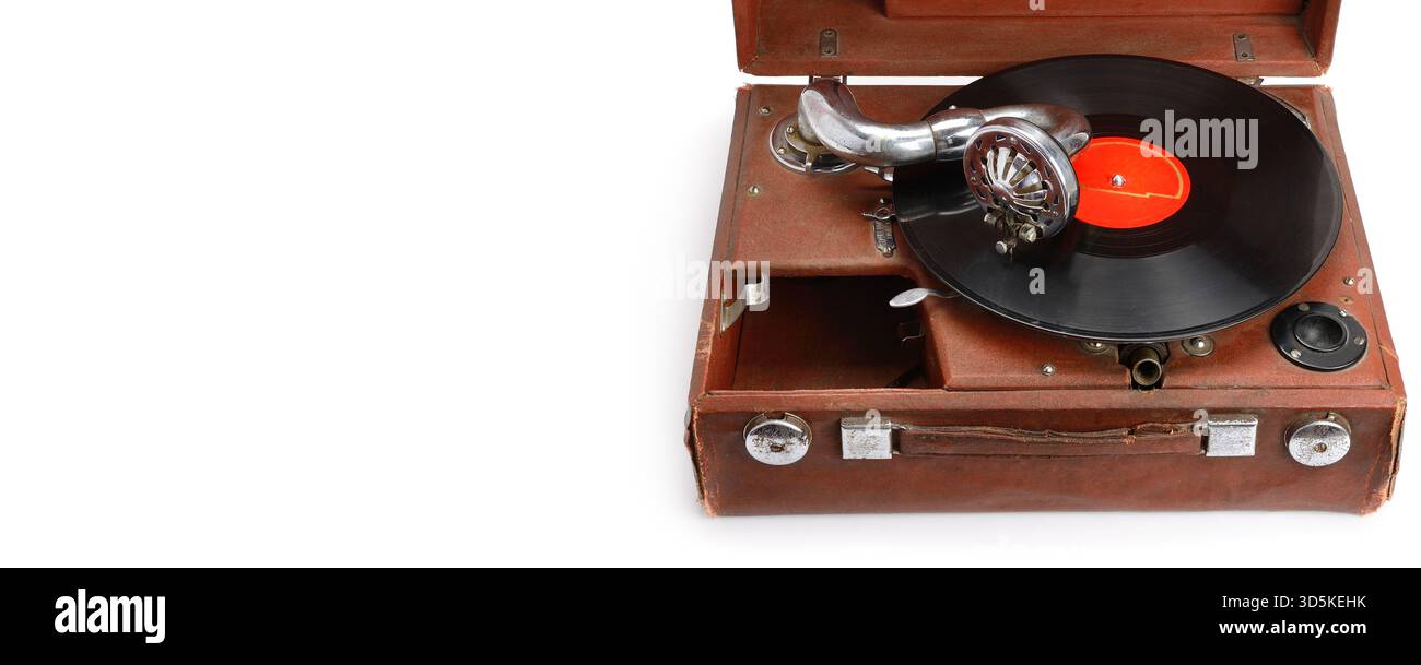 Altes Grammophon mit Platte oder Vinylscheibe auf Holzkiste isoliert auf weißem Hintergrund. Antiker Schallplattenspieler aus Messing. Retro-Entertainment-Konzept. Kostenloser Whirlpool Stockfoto