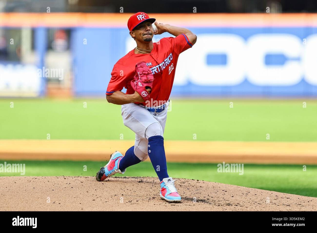 Puerto Rico Relief Pitcher Luis Leroy Cruz (21) wirft während des zweiten Inning des Baseballspiels gegen die Dominikanische Republik im Citi Field in Corona, N.Y., Samstag, 15. November 2025. (Foto: Gordon Donovan) Stockfoto