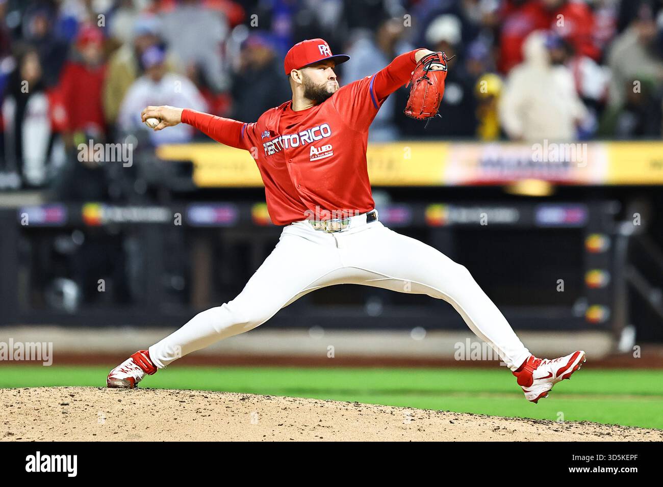 Puerto Rico Relief Pitcher Osvaldo Berríos (21) wirft während des achten Inning des Baseballspiels gegen die Dominikanische Republik im Citi Field in Corona, N.Y., Samstag, 15. November 2025. (Foto: Gordon Donovan) Stockfoto