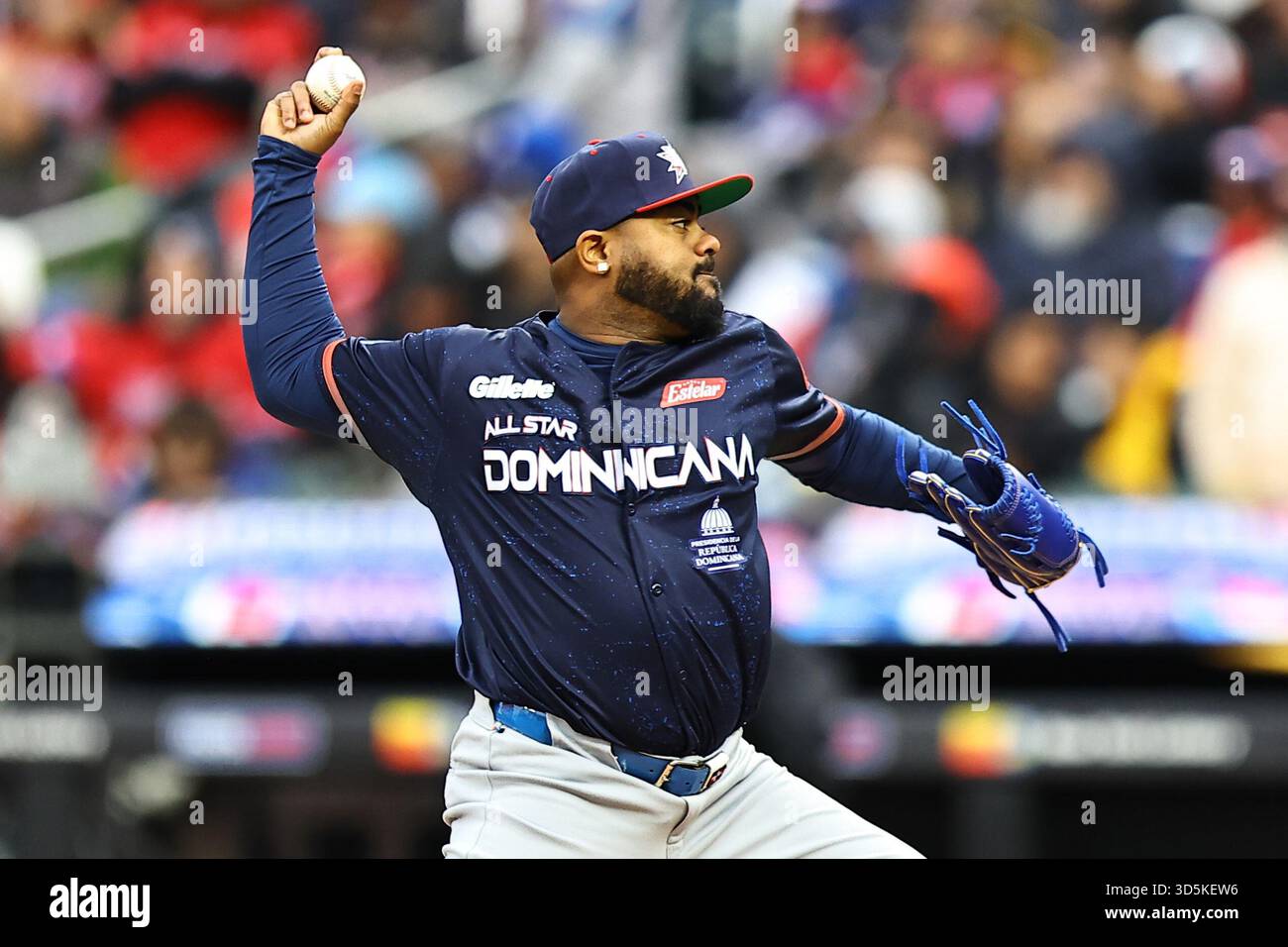 Der Relief Pitcher Ulises Joaquín (24) wirft während des vierten Inning des Baseballspiels gegen Puerto Rico im Citi Field in Corona, N.Y., Samstag, 15. November 2025. (Foto: Gordon Donovan) Stockfoto