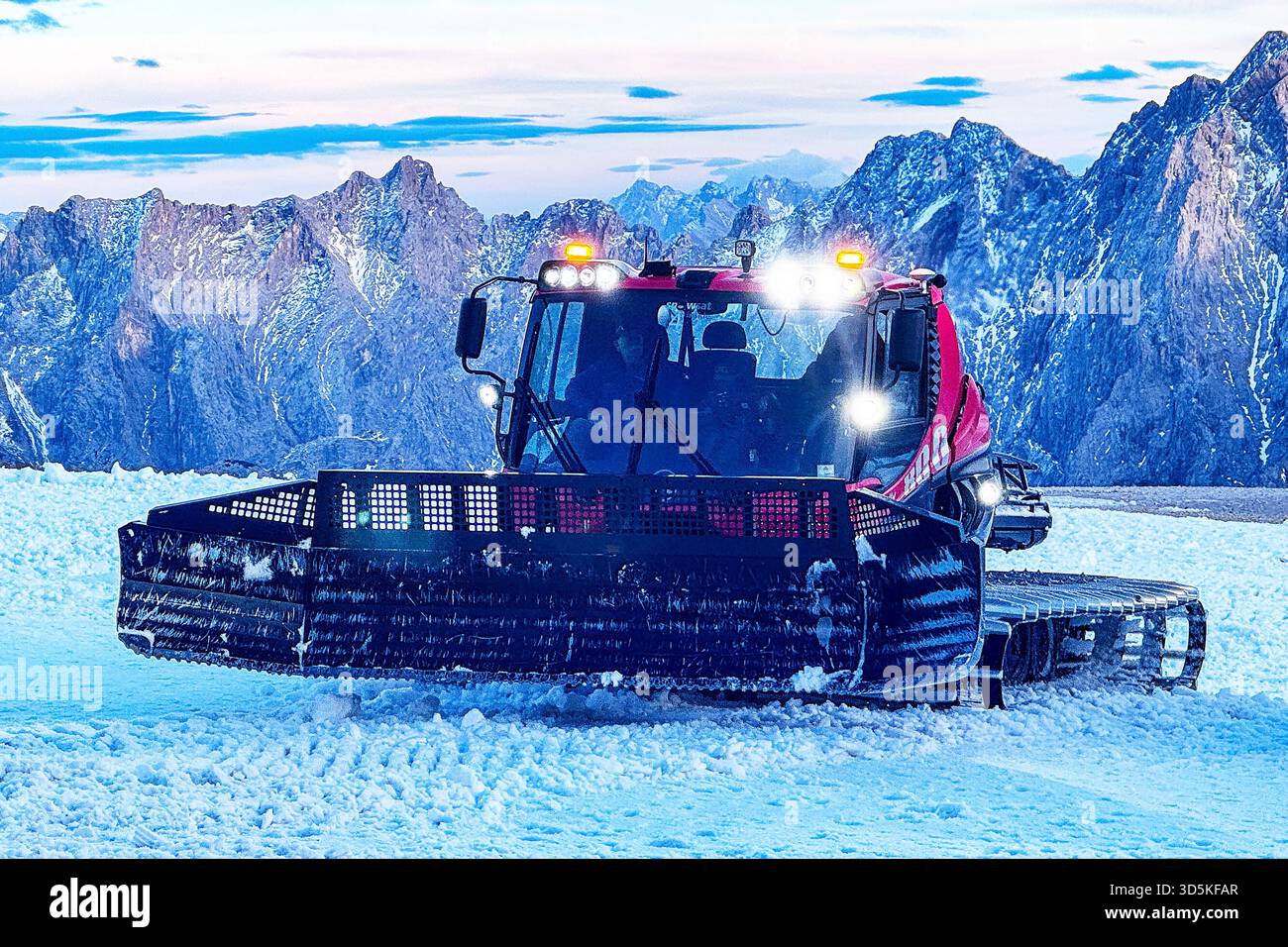 15.11.2025 xsvx, Wirtschaft emwir , v.l. Zugspitze, Top of Germany Pistenbully Pisten Bully 600 Polar Pistenraupe Schneeraupe, Pistenpräparierung, Snowgroomer, Nachteinsatz am Berg, perfekt, präparierte Piste, Skigebiet / Snowpark Winterdienst in den Bergen, Hightech im Schnee Garmisch-Partenkirchen *** 15 11 2025 xsvx, Economy emwir , V l Zugspitze, Top of Germany Pistenbully Pisten Bully 600 Polar Pistenraupe Pistenraupe Pistenraupe Pistenraupe Pistenpräparierung, Pistenpräparierung, Snowgroomer, Nachteinsatz auf dem Berg, perfekte, Skigebiet Snowpark Winterservice in den Bergen, Hightech im Schnee Garmisch Partenk Stockfoto