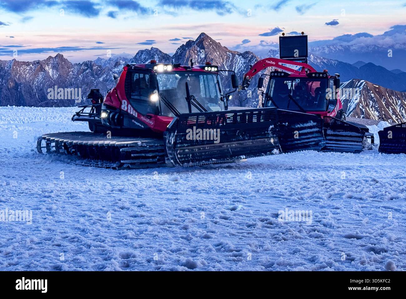 15.11.2025 xsvx, Wirtschaft emwir , v.l. Zugspitze, Top of Germany Pistenbully Pisten Bully 600 Polar Pistenraupe Schneeraupe, Pistenpräparierung, Snowgroomer, Nachteinsatz am Berg, perfekt, präparierte Piste, Skigebiet / Snowpark Winterdienst in den Bergen, Hightech im Schnee Garmisch-Partenkirchen *** 15 11 2025 xsvx, Economy emwir , V l Zugspitze, Top of Germany Pistenbully Pisten Bully 600 Polar Pistenraupe Pistenraupe Pistenraupe Pistenraupe Pistenpräparierung, Pistenpräparierung, Snowgroomer, Nachteinsatz auf dem Berg, perfekte, Skigebiet Snowpark Winterservice in den Bergen, Hightech im Schnee Garmisch Partenk Stockfoto