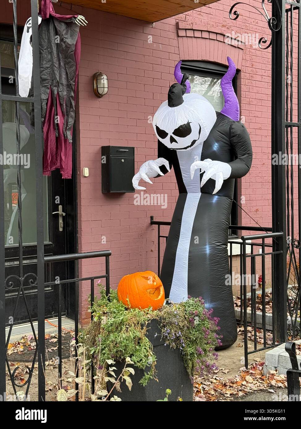 Halloween-Dekorationen auf einem Haus, Montreal - Smartphone-aufgenommenes Stockfoto