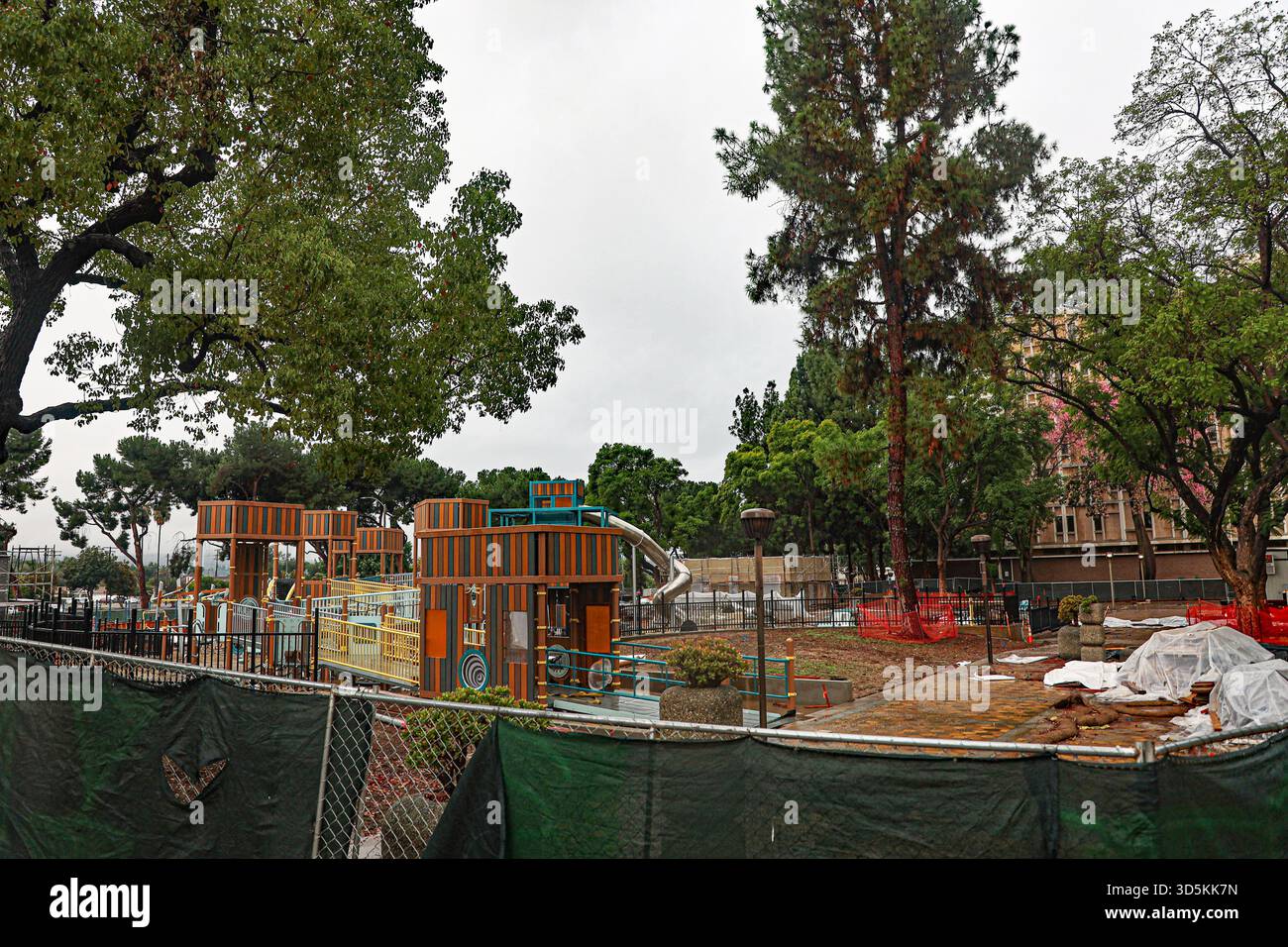 Pomona, Kalifornien, USA, 14. November 2025. Der im Bau befindliche Spielplatz im Civic Center von Pomona übersteht den Wintersturm im Vorfeld der Fertigstellung im nächsten Jahr. Der Spielplatz befindet sich in der Nähe der Stadtbibliothek, des Rathauses und des Superior Courts House. Dies ist eine willkommene Attraktion für Kinder und Familien in Pomona und den umliegenden Städten. (Kreditbild: © Jill Carol/ZUMA Press Wire) NUR REDAKTIONELLE VERWENDUNG! Nicht für kommerzielle ZWECKE! Stockfoto