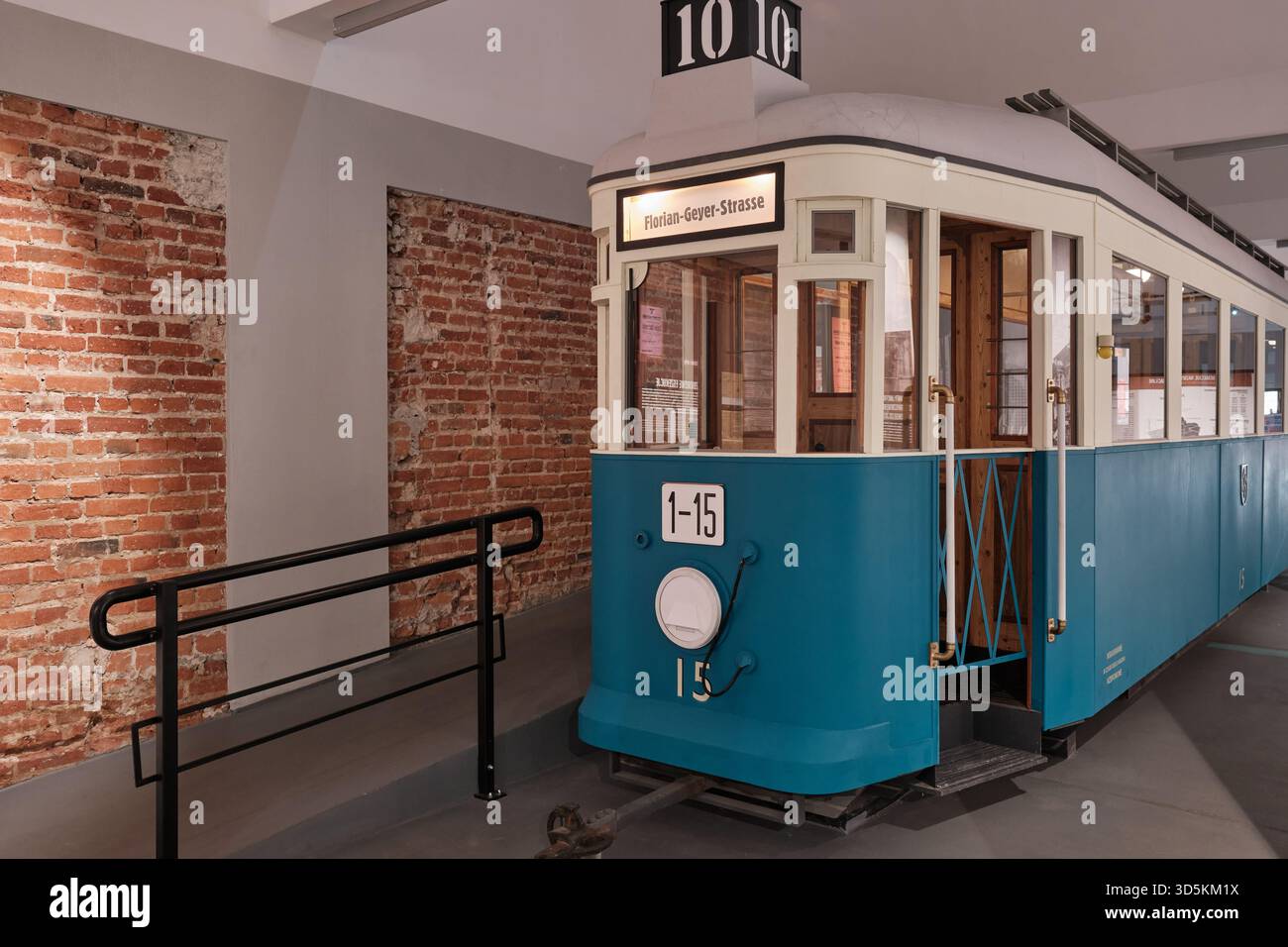 Lodz, Polen - 15. November 2025: Historische Straßenbahn im Museum der Unabhängigkeitstraditionen in Lodz. Stockfoto