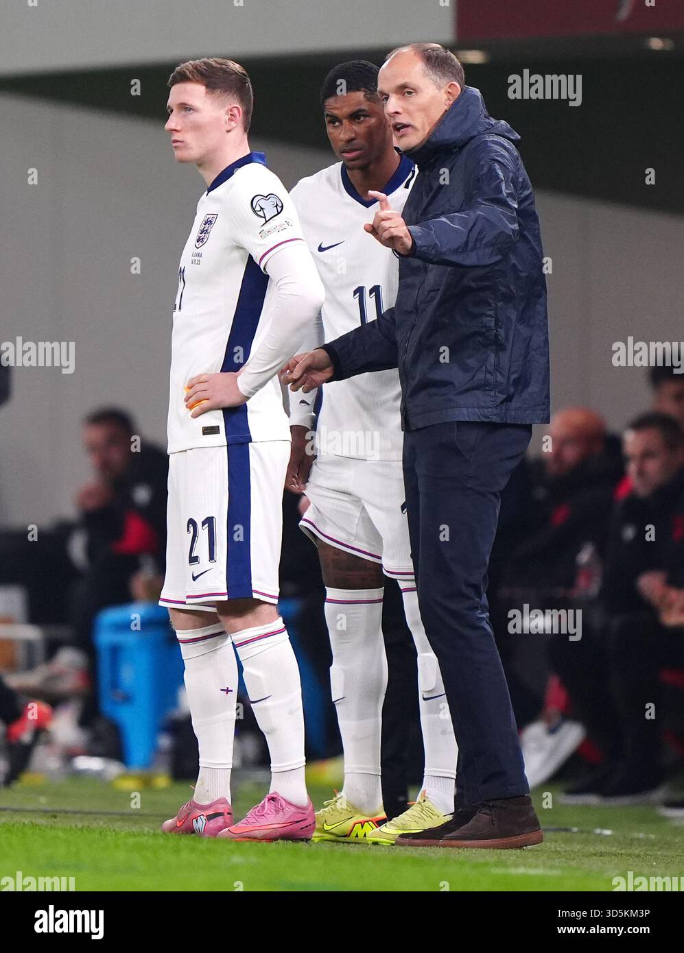 Der englische Cheftrainer Thomas Tuchel trainiert Spieler Elliot Anderson (links) und Marcus Rashford, bevor er beim Europameisterspiel der FIFA-Weltmeisterschaft im Air Albania Stadium in Tirane ersetzt wird. Bilddatum: Sonntag, 16. November 2025. Stockfoto