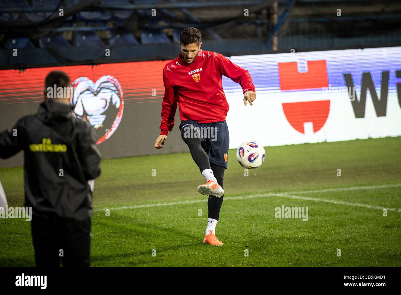 Kroatien. November 2025. Spieler Stevan Jovetic während des Trainings der Nationalmannschaft Montenegro am 16. November 2025 in Podgorica, Montenegro vor dem Qualifikationsspiel zur FIFA-Weltmeisterschaft zwischen Montenegro und Kroatien. Das Fußballspiel zwischen Montenegro und Kroatien findet am 17. November statt. Foto: Stefan Ivanovic/PIXSELL Credit: Pixsell/Alamy Live News Stockfoto