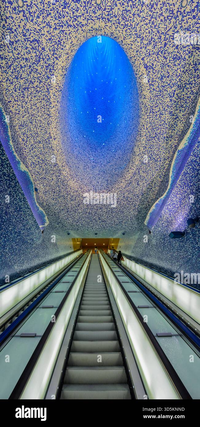 Spektakulärer Panoramablick auf das Kunstwerk „Crater de luz“ an der Station Toledo der U-Bahn von Neapel. Stockfoto