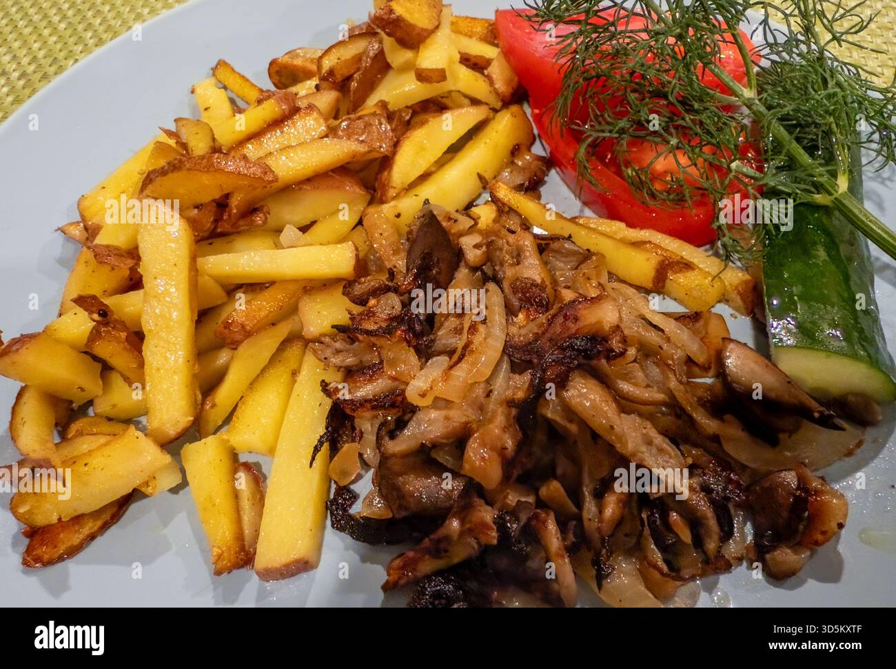 Serviert mit gebratenen Kartoffeln mit Rindfleisch, Pilzen und Zwiebeln Stockfoto