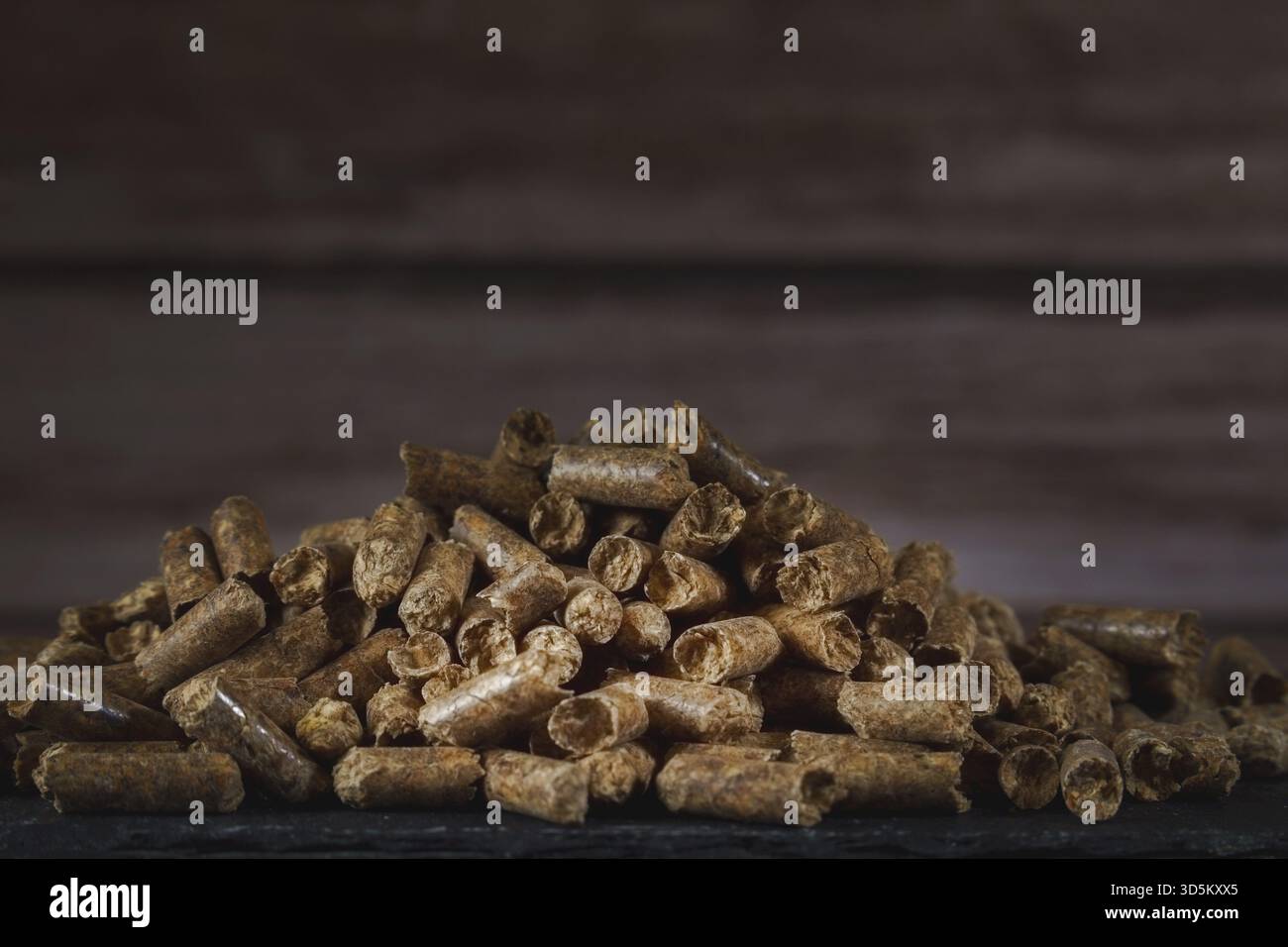 Holzpellets, die auf einem Stapel angeordnet sind, symbolisieren umweltfreundliches Heizen und eine nachhaltige Alternative zu fossilen Brennstoffen Stockfoto