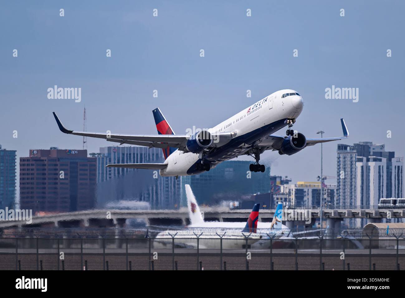 Flughafen Sky Harbor 11-15-2025 Phoenix, AZ USA Delta Airlines Boeing 767-300 N177DZ Abfahrt von Start- und Landebahn 7L am Phoenix Sky Harbor Intl. Flughafen Stockfoto