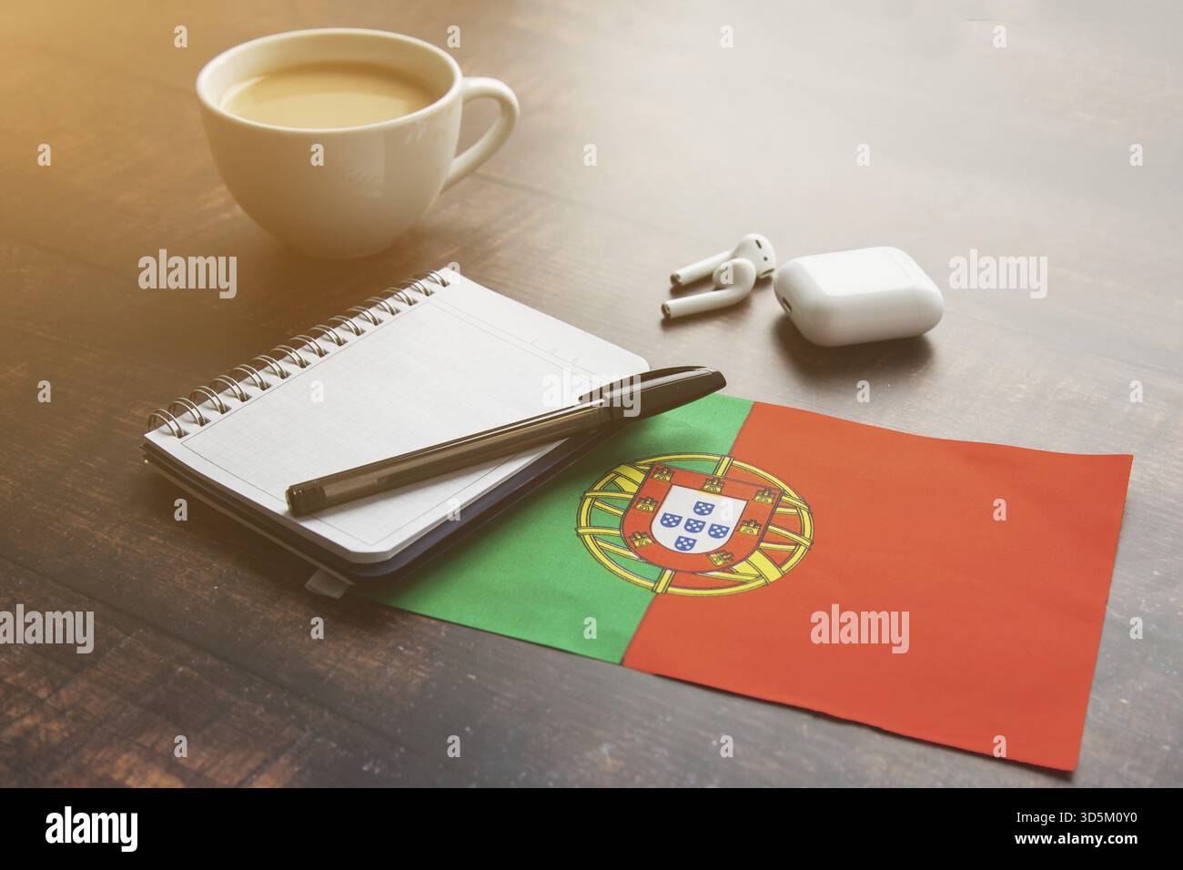 Portugiesische Nationalflagge, Notizbuch zum Schreiben von Fremdwörtern, Stift auf braunem Holztisch, Lernkonzept, Ligth Stockfoto