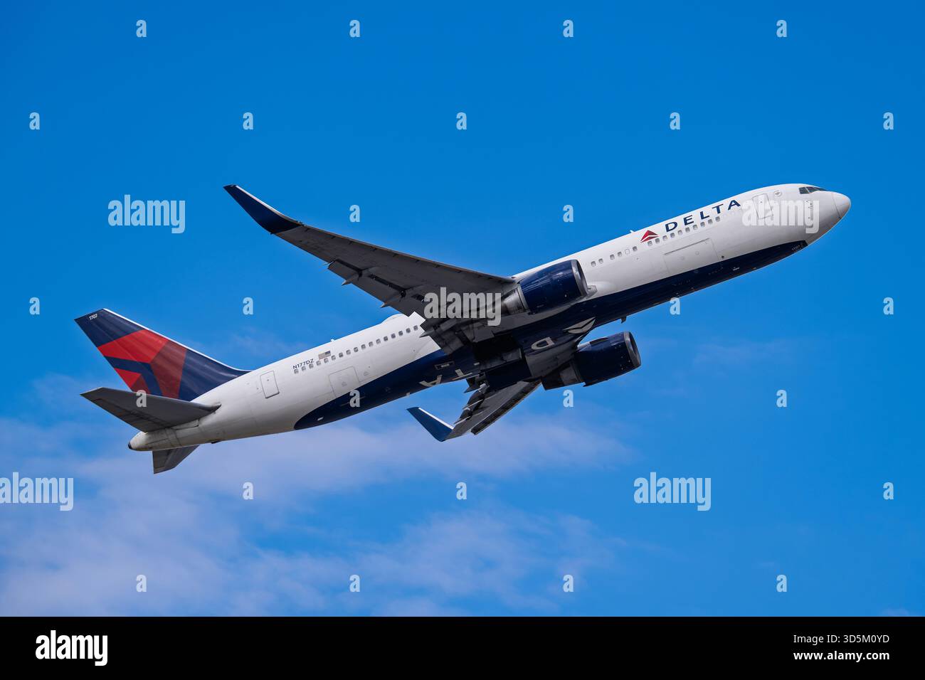 Flughafen Sky Harbor 11-15-2025 Phoenix, AZ USA Delta Airlines Boeing 767-300 N177DZ Abfahrt von Start- und Landebahn 7L am Phoenix Sky Harbor Intl. Flughafen Stockfoto