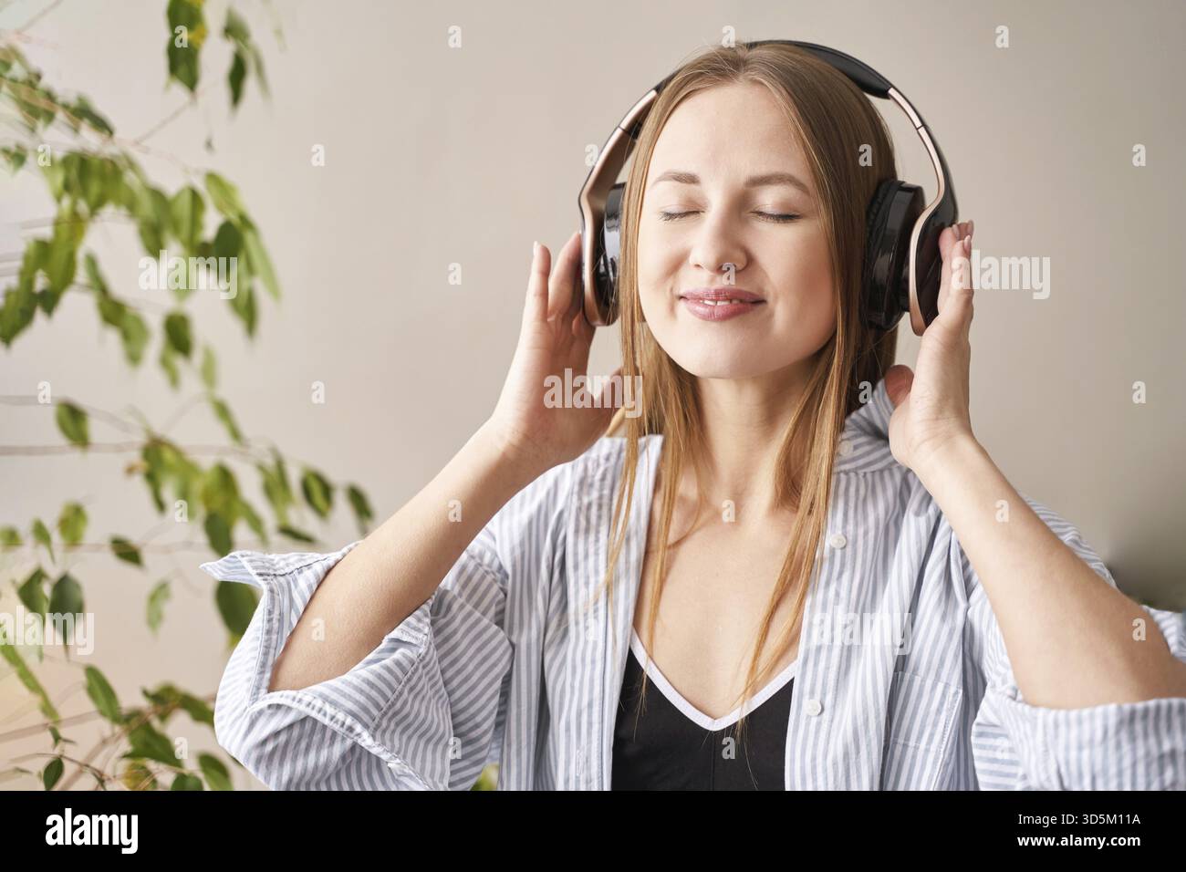 Die junge Frau singt zu Hause. Die Texte des Hauses tanzen. Lustiges Lied. Unabhängiges Frauenporträt. Allein zu Hause. Quarantäneaktion sitzend. Fröhliche Entspannung Stockfoto