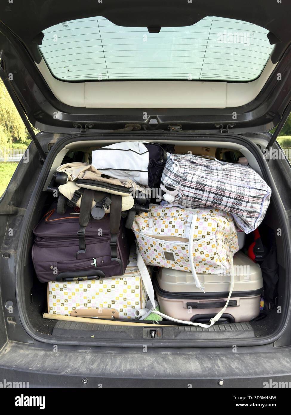 Kofferraum gefüllt mit eng gepacktem Gepäck und Reisetaschen, bereit für eine lange Reise, Konzept der Reise Stockfoto