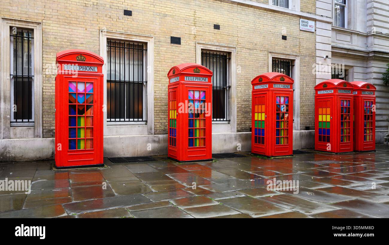 London, Großbritannien - 10. September 2025; Reihe traditioneller K2-Telefonboxen mit LGBTQ-Dekoration Stockfoto
