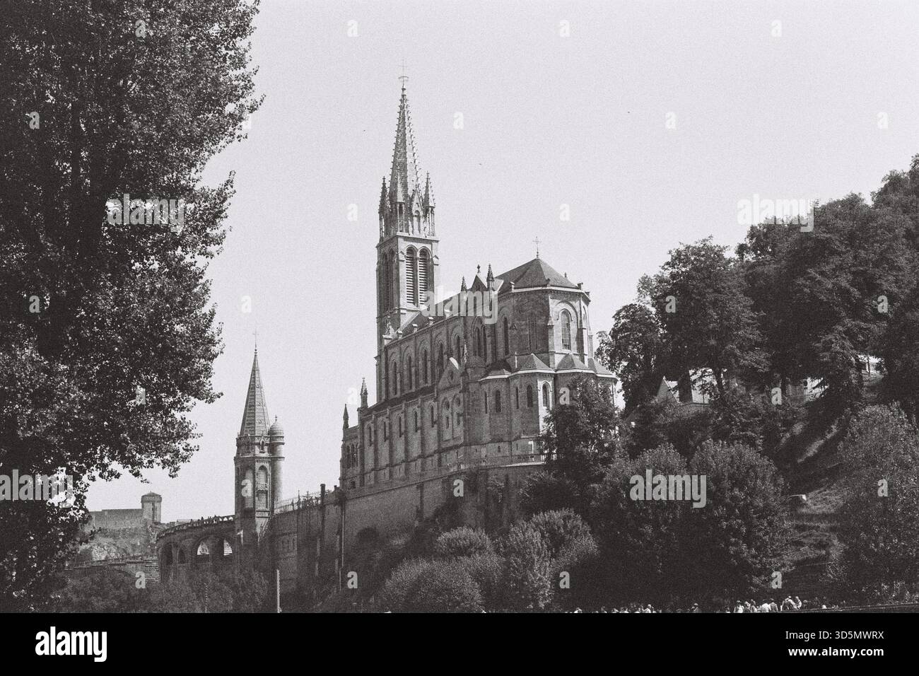 Eine zeitlose schwarz-weiße Reise durch Lourdes, die die heilige Atmosphäre, die historischen Basiliken und die spirituelle Hingabe dieses berühmten Pilgers einfängt Stockfoto