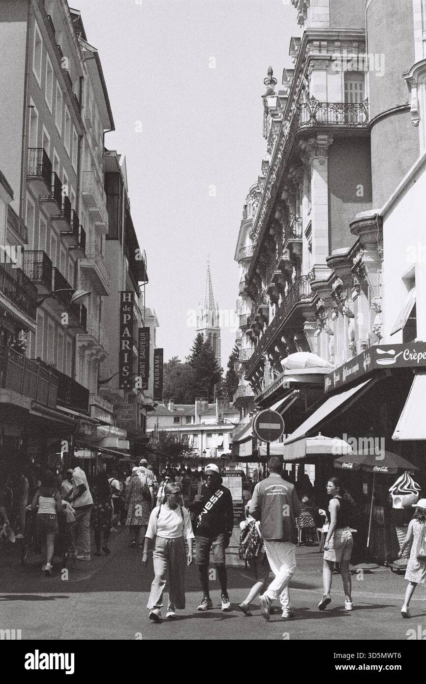 Eine zeitlose schwarz-weiße Reise durch Lourdes, die die heilige Atmosphäre, die historischen Basiliken und die spirituelle Hingabe dieses berühmten Pilgers einfängt Stockfoto