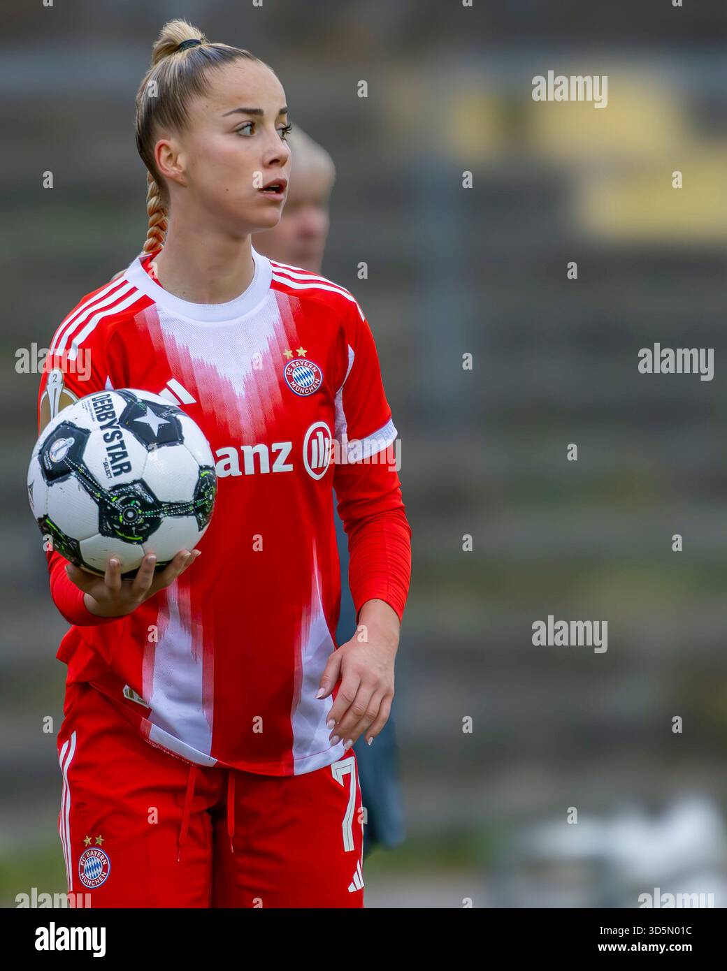Ingolstadt, Deutschland 16. November 2025: DFB Cup Frauen - 16. Runde - 2025/2026 - FC Ingolstadt 04 gegen FC Bayern München im Bild: Giulia Gwinn (FCB) beim Einwerfen Stockfoto