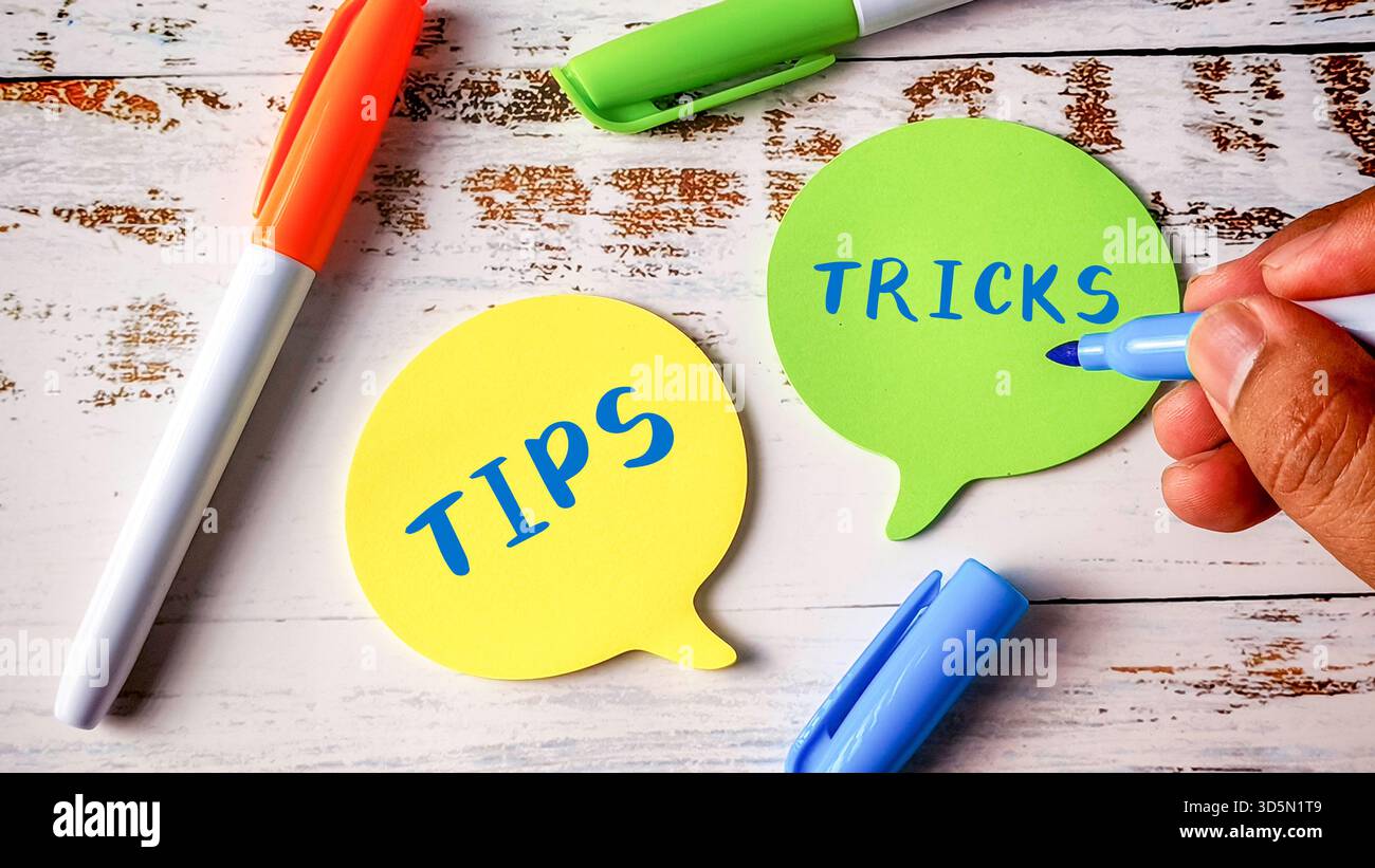 Tipps und Tricks Ratschläge Konzept mit Handschrift auf farbenfrohen Sprechblasen-Notizblöcken Stockfoto