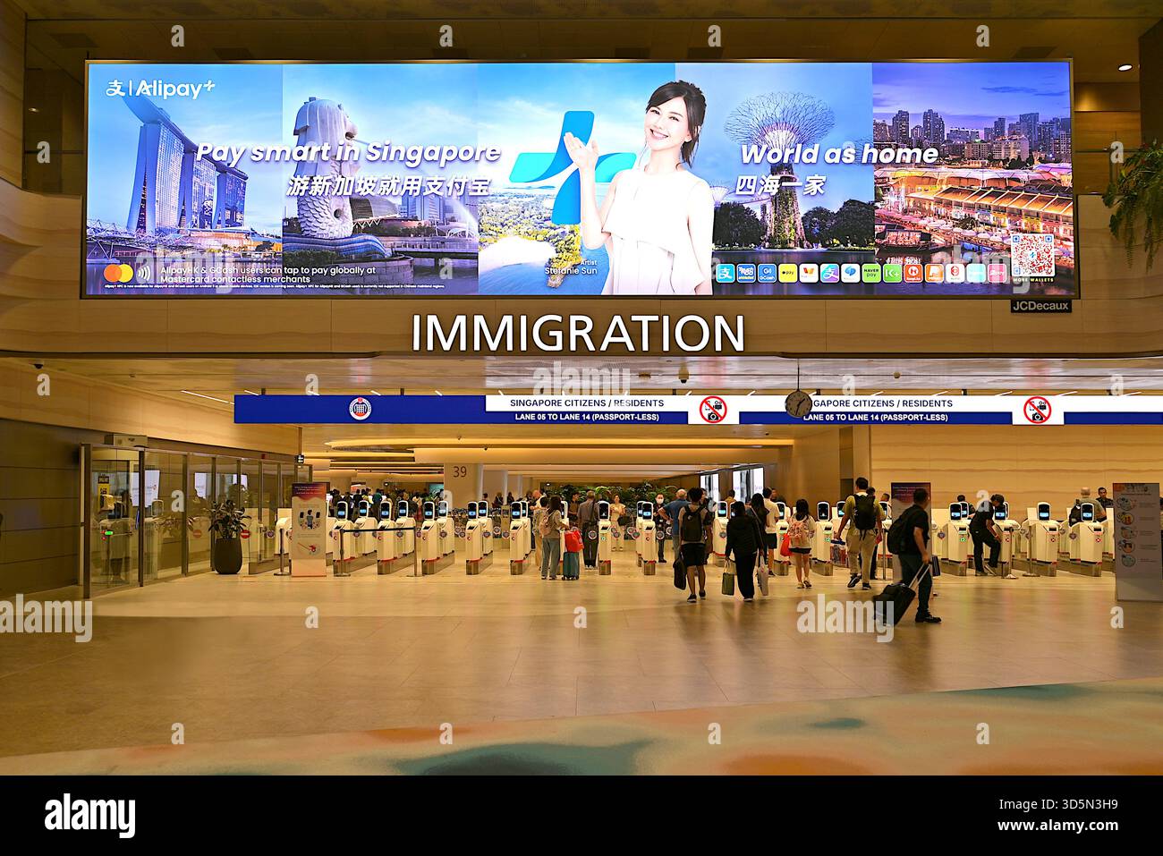 Automatisierte Einreisewege ermöglichen Passfreiheit in der Ankunftshalle des Flughafens Singapur Changi Terminal 2 Stockfoto
