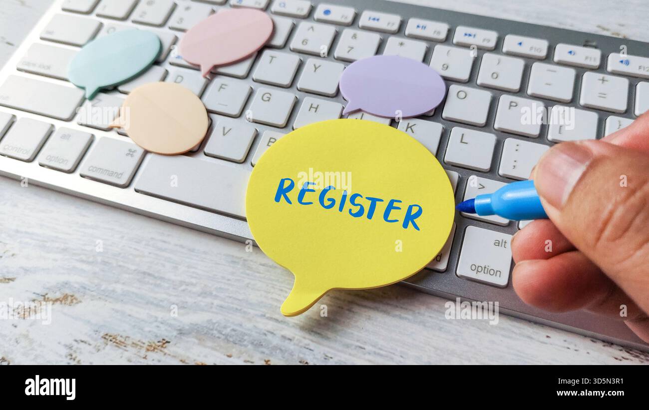 Registrieren Online Registrieren Registrieren Konzept für die Registrierung mit Handschrift auf dem Notizblock mit Sprechblase und der Computertastatur Stockfoto