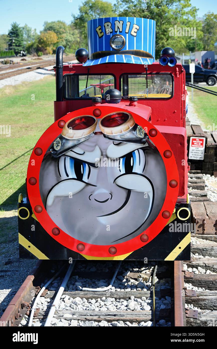 La Grange, Kentucky, USA. Im La Grange Railroad Museum and Learning Center sind ein dekorierter Bahnhofshof und ein Flachbett zu sehen. Stockfoto