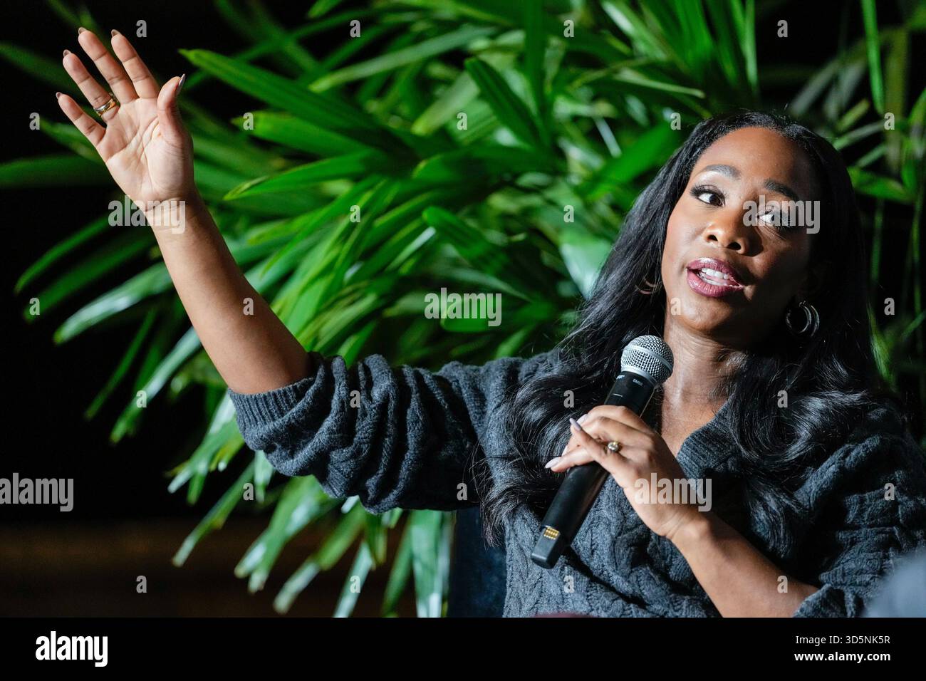 Austin Texas USA, 15. November 2025: CNN Anchor ABBY PHILLIP spricht über ihr neues Buch über die schwarze Aktivistin Jesse Jackson (nicht gezeigt) am letzten Tag des 15. Jährlichen Texas Tribune Festivals. Das Festival ist eine der wichtigsten Zusammenkünfte von Entscheidungsträgern, Politikexperten, Journalisten und Autoren, die während des dreitägigen Festivals in der Innenstadt von Austin mehrere tausend Besucher anlocken. ©Bob Daemmrich Stockfoto