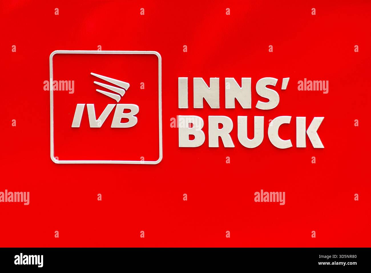 Innsbruck, Österreich - 23. Oktober 2024: Straßenbahnbetrieb der Innsbrucker Verkehrsbetriebe und Stubaitalbahn (IVB) Stockfoto